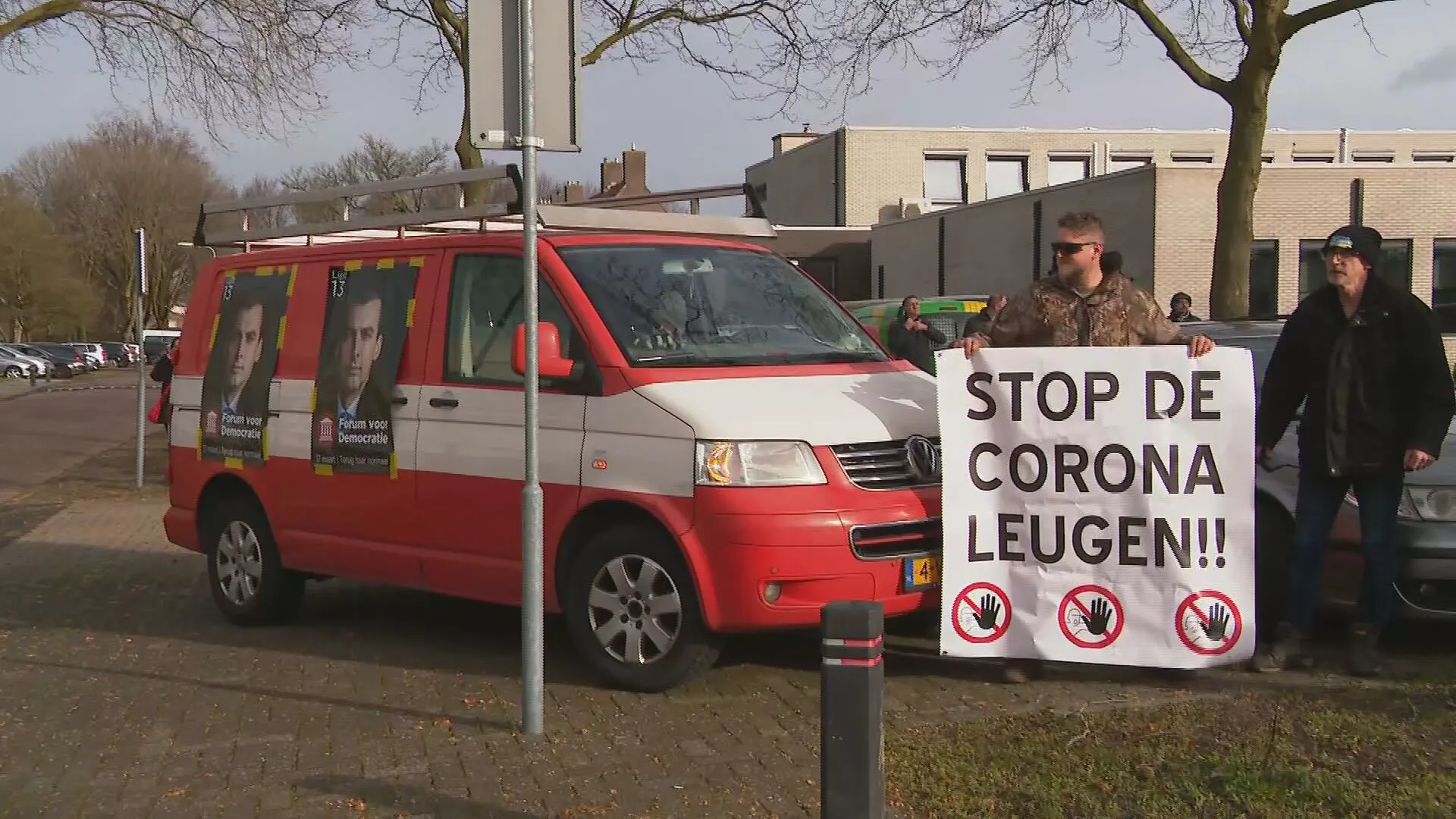 Twee boetes en één aanhouding bij aankomst Baudet op politiebureau
