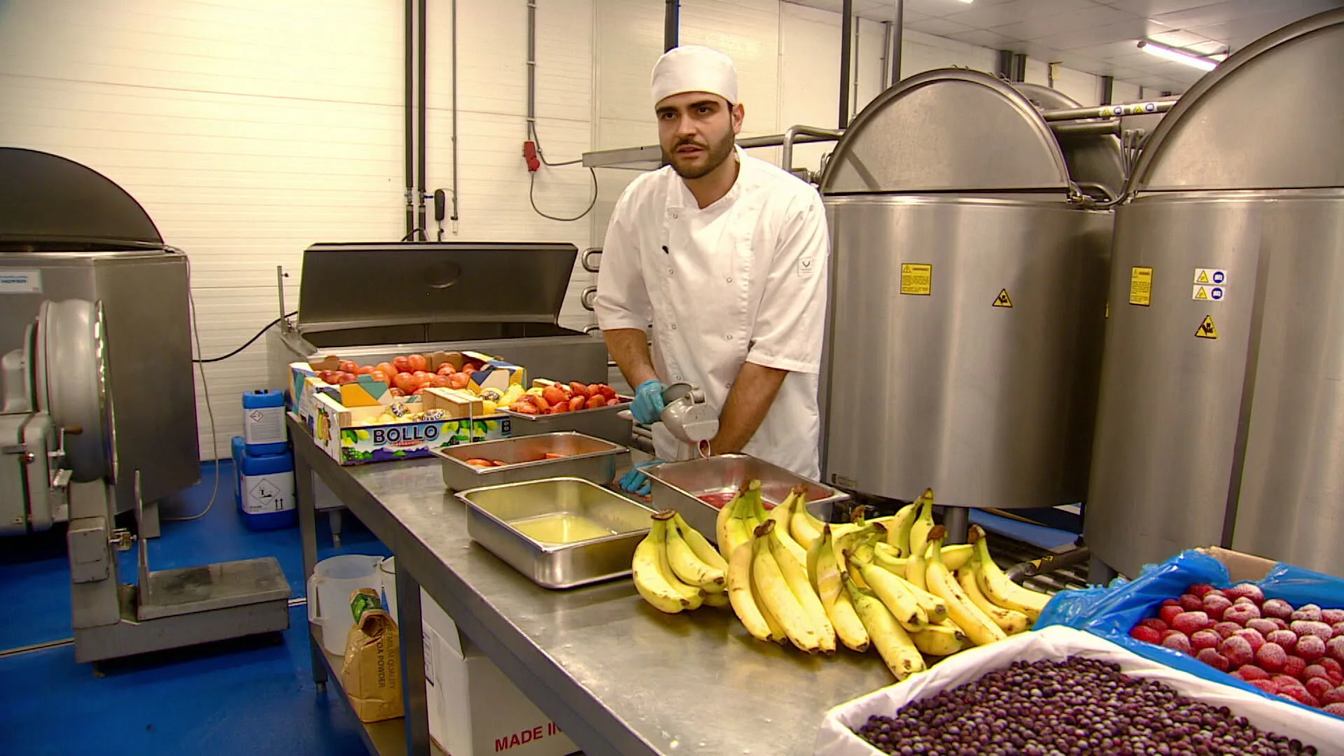 IJsmaker Giorgio bereidt zich voor op zonnig lenteweekend
