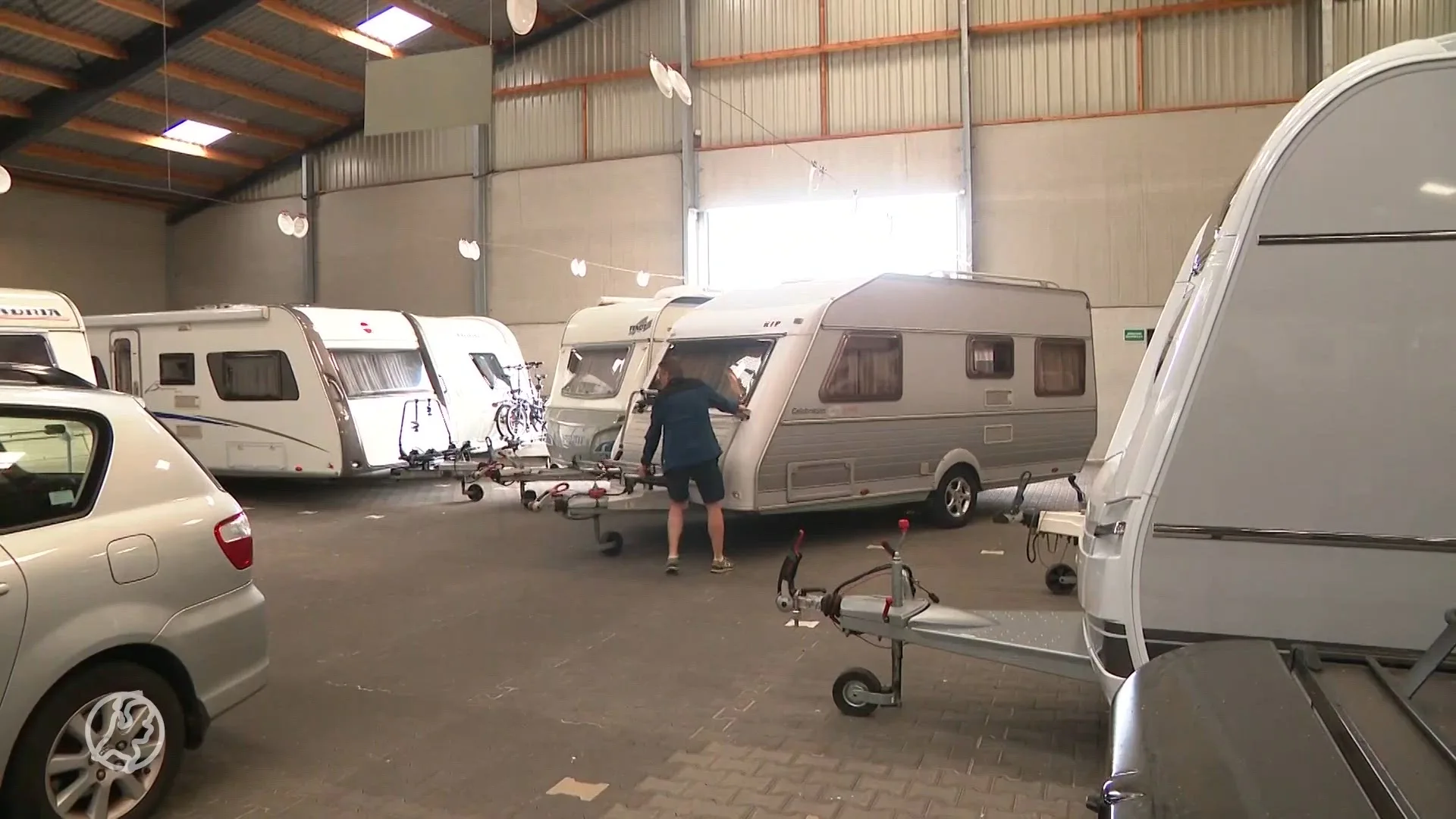Zomervakantie begonnen, caravans worden van stal gehaald
