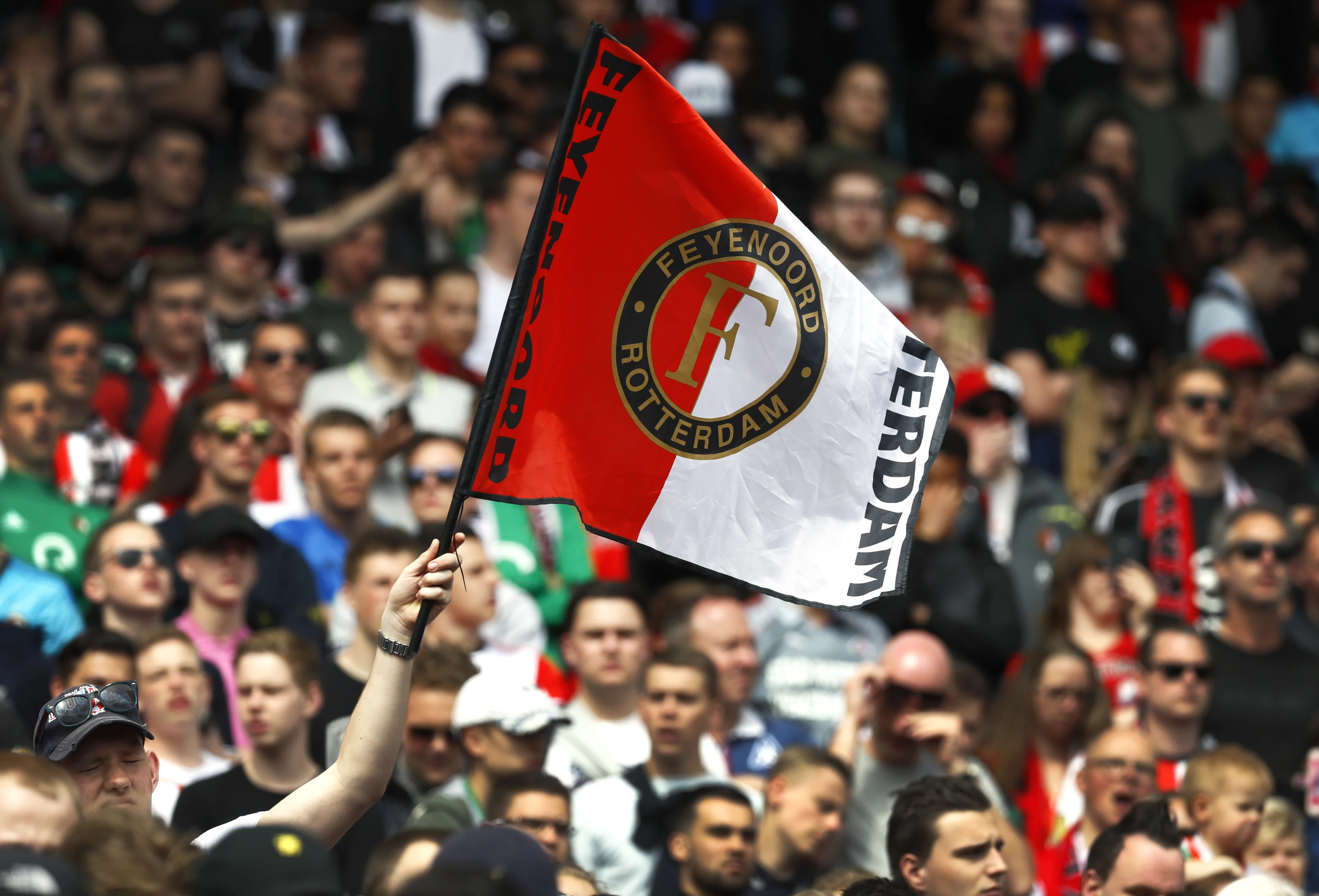Feyenoord-fan (2) weigert huilend Ajax-shirt aan te trekken