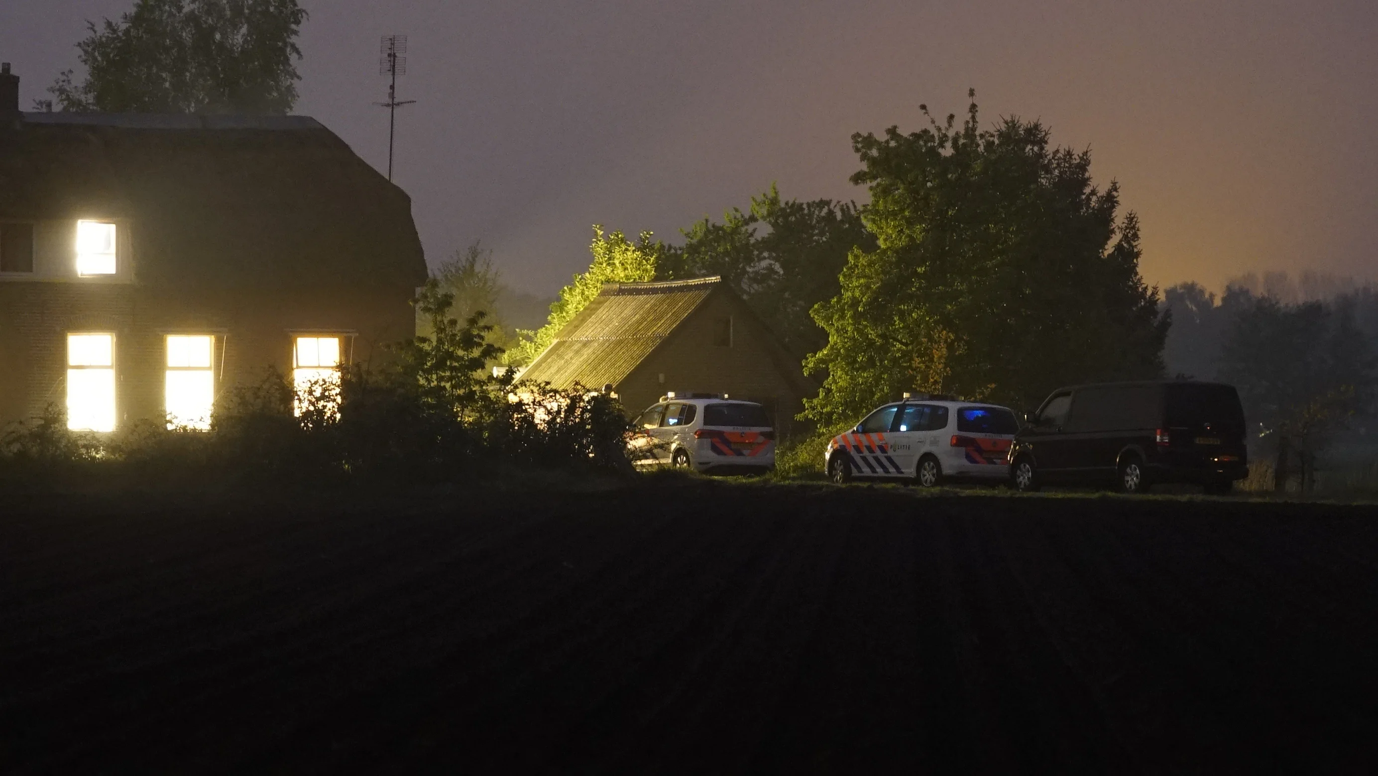 Vier gewapende daders overvallen twee woningen in Schalkhaar