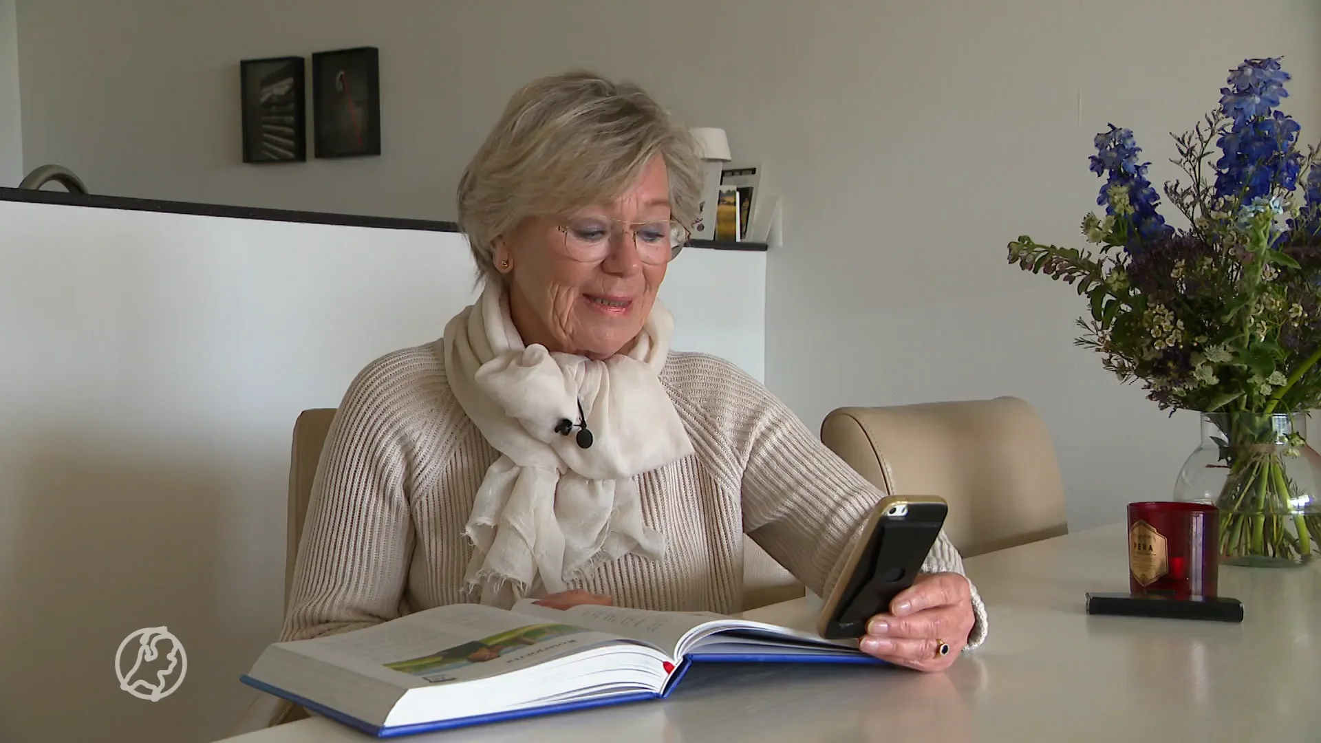 Slimme oplossing in strijd tegen taalachterstand: bellen met luisteroma's en -opa's