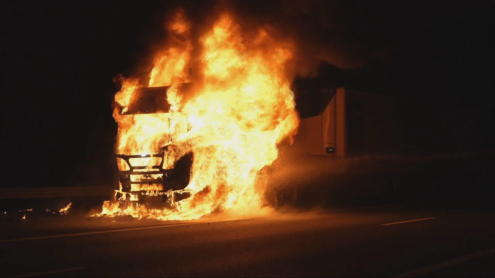 Vrachtwagen in lichterlaaie op A58 bij Tilburg, weg afgesloten