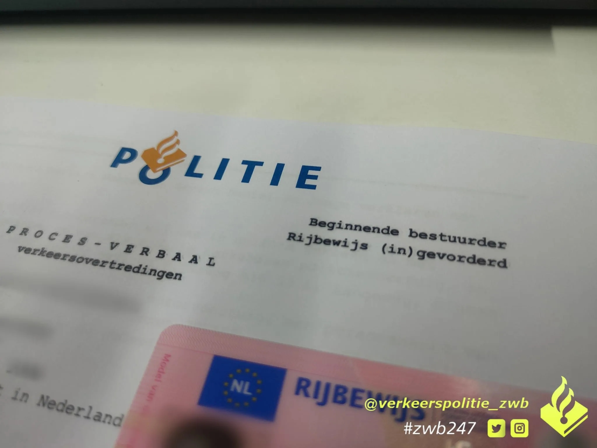 Jonge snelheidsduivel (24) lapt verkeersregels aan zijn laars en moet rijbewijs inleveren