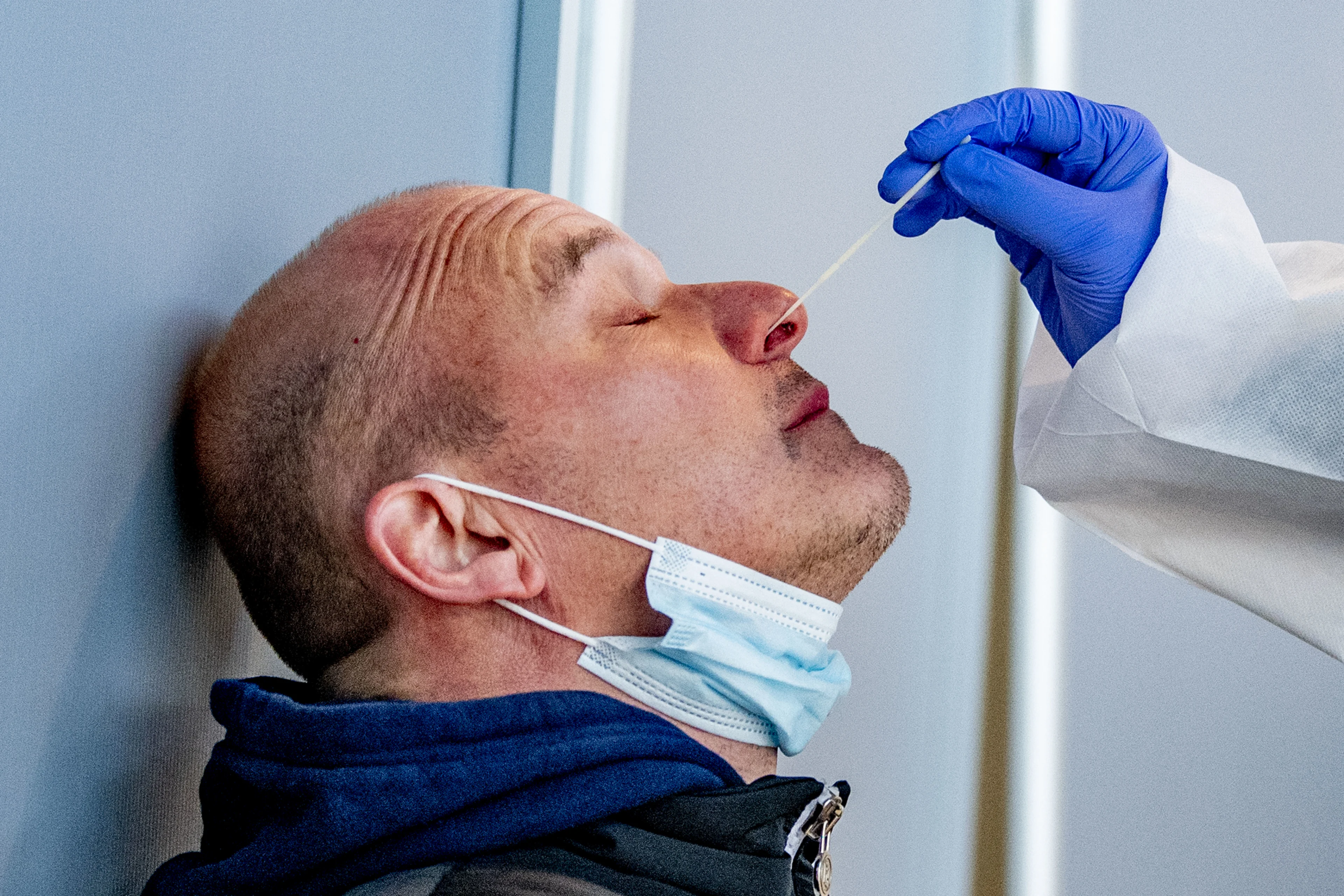 Opnieuw sneuvelt er een coronarecord: 23.789 Nederlanders testen positief