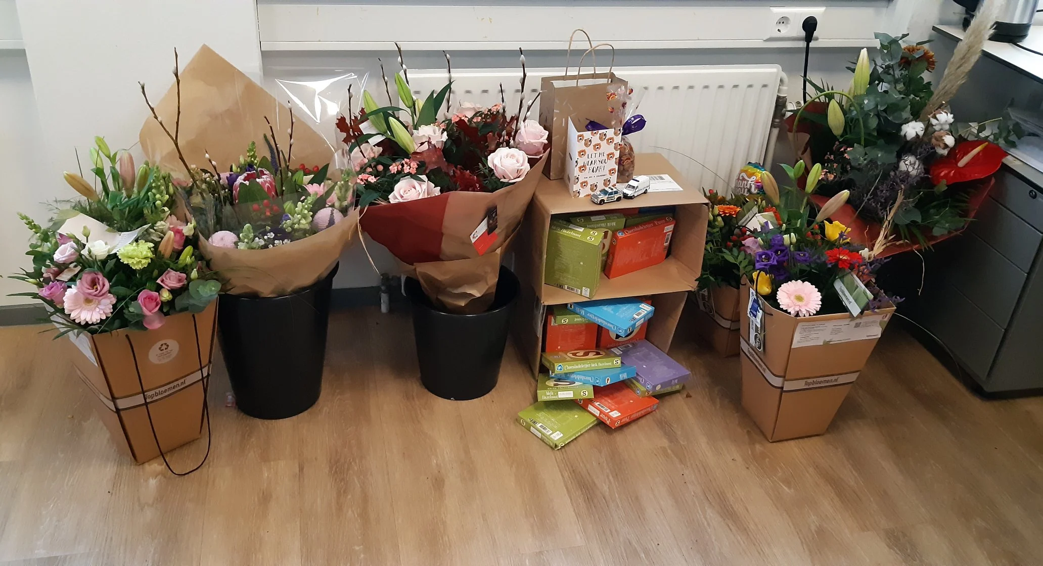 Politie Rotterdam bedolven onder bloemen en steunbetuigingen na heftige rellen