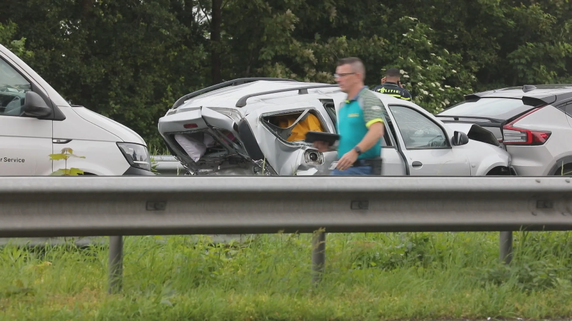 Ernstig ongeluk met meerdere auto's op A17 bij Roosendaal, gewonden naar ziekenhuis