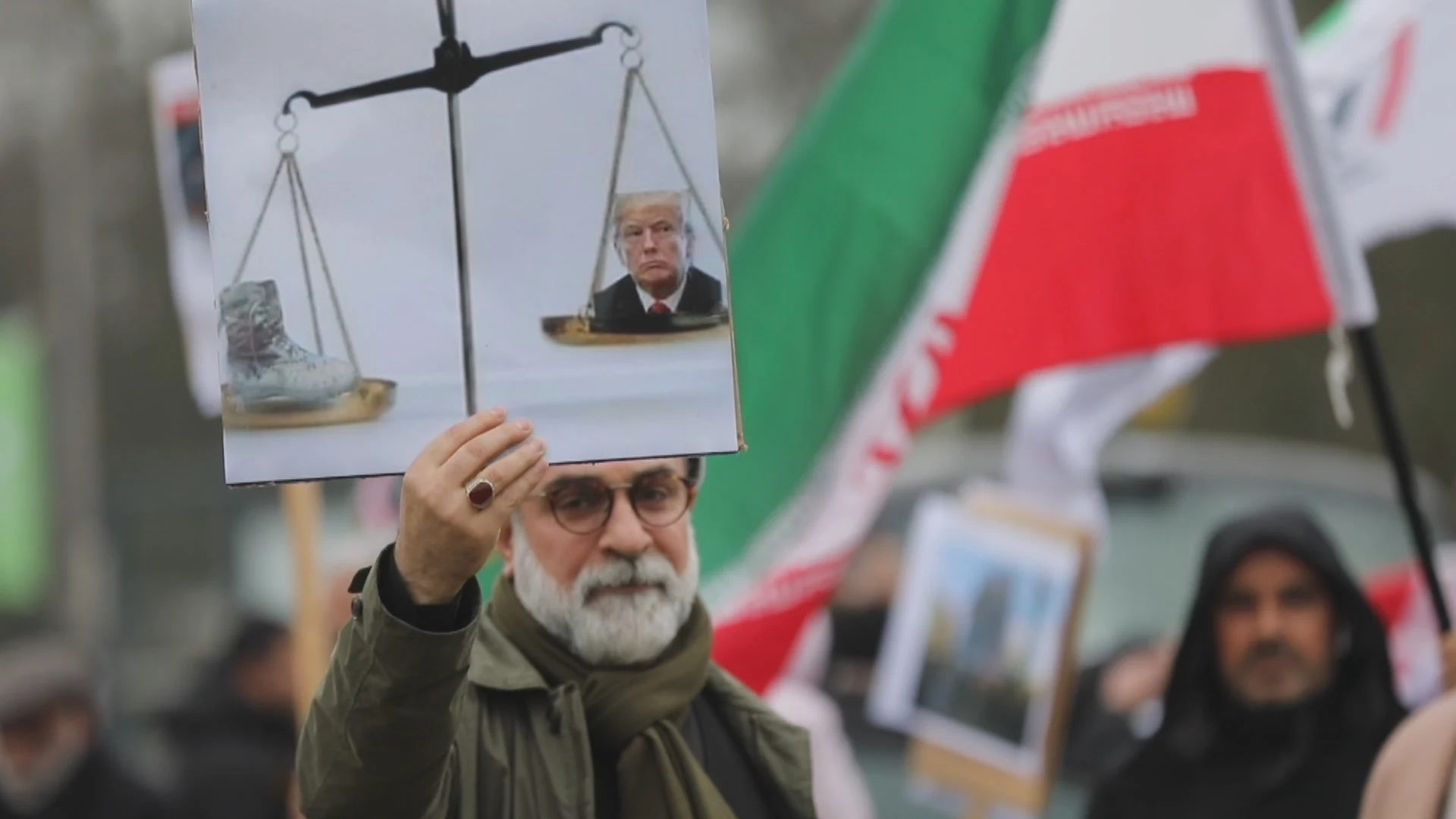 Iraniërs demonstreren bij Amerikaanse ambassade in Wassenaar: 'Trump is een terrorist'