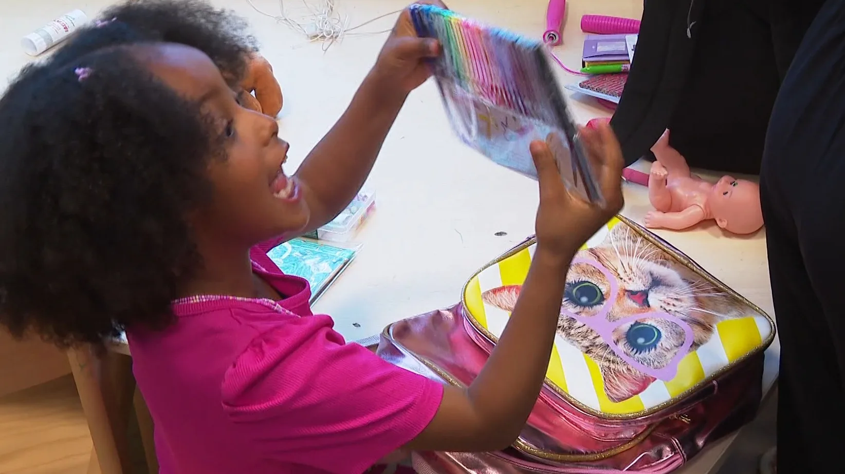 Vluchtelingkinderen in de noodopvang zijn dolblij met een cadeau-rugzakje