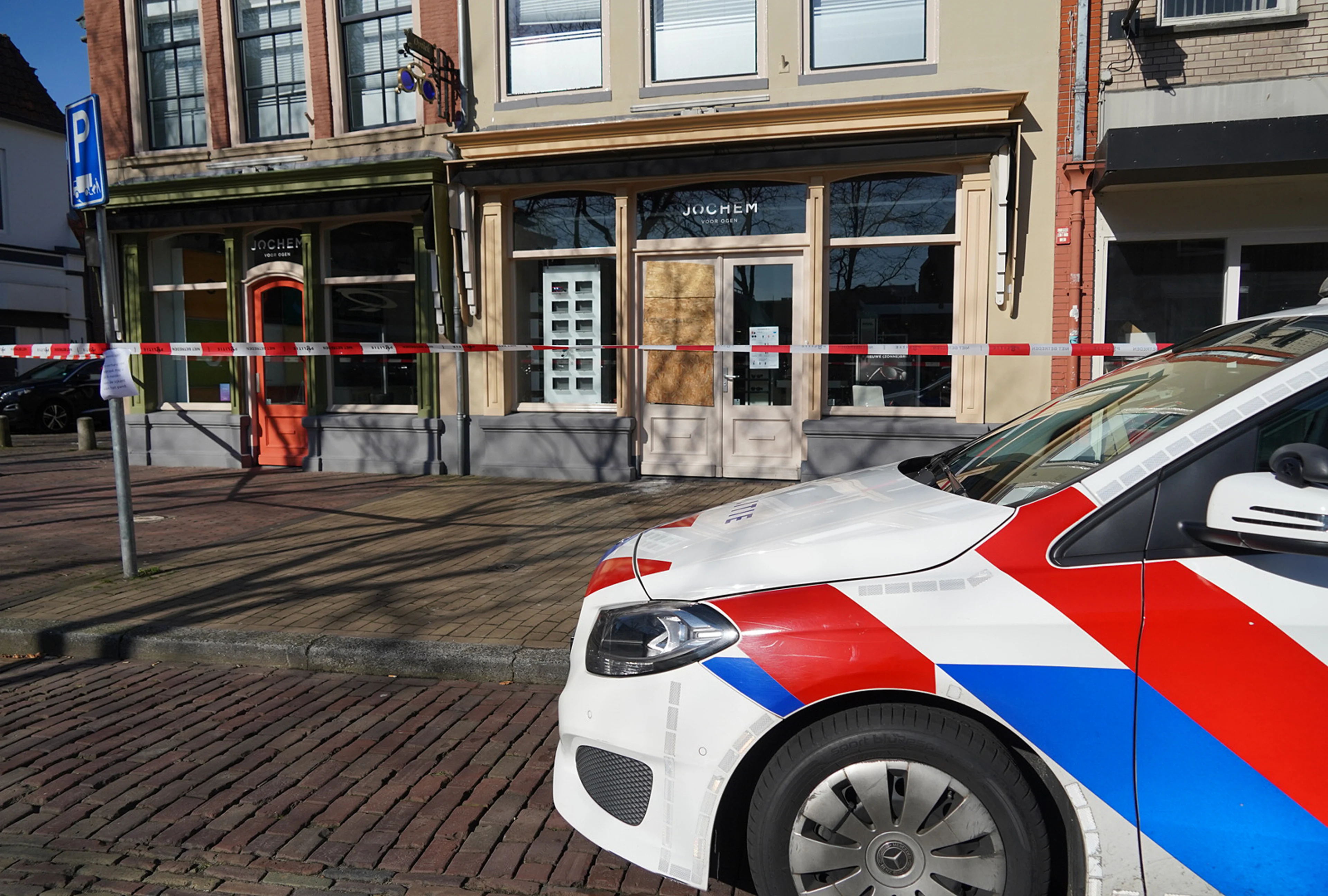 Daders scheuren met 250 km/u weg na ramkraak bij Zwolse opticien