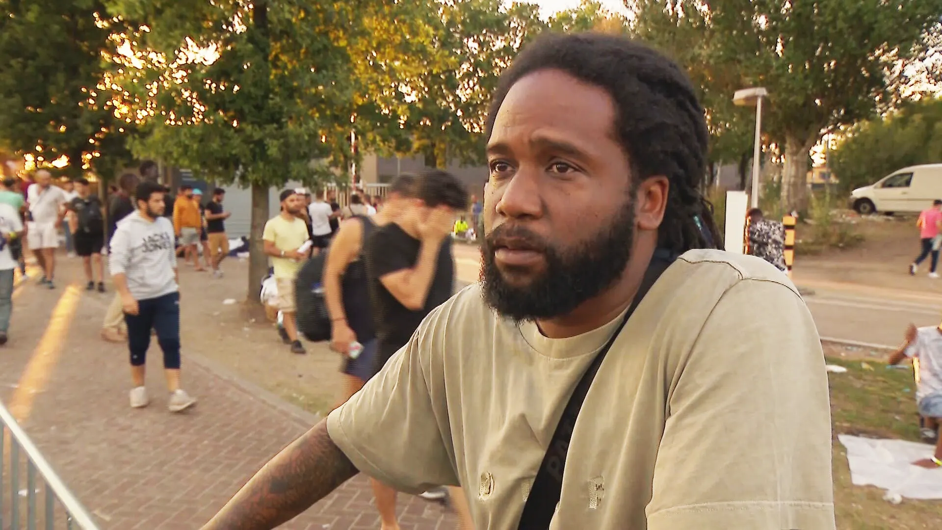 Rapper Glen Faria schrikt van situatie in Ter Apel: 'Er gaan hier mensen letterlijk dood'