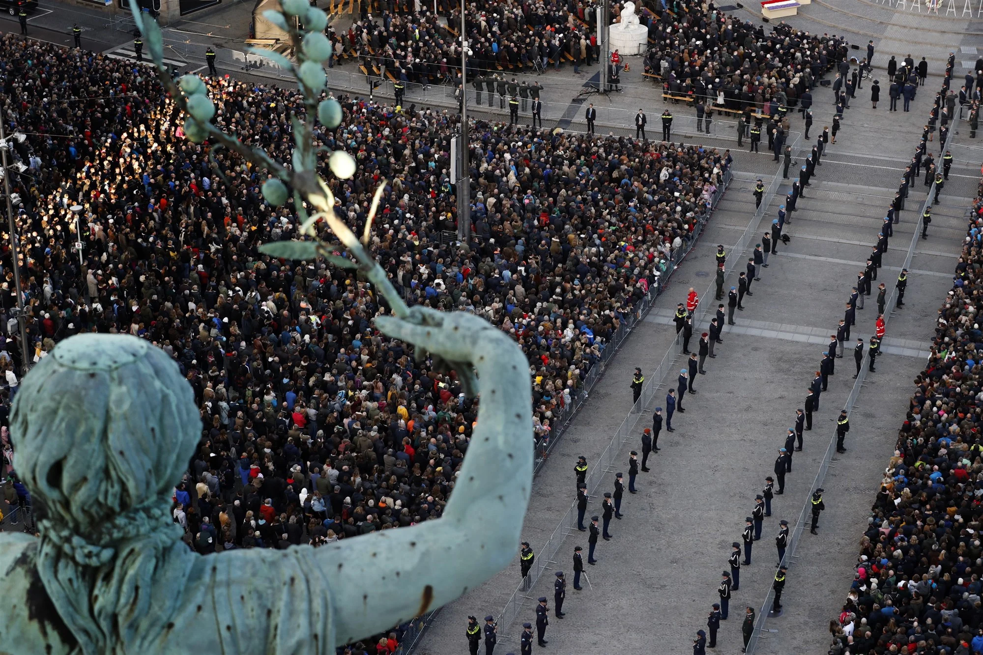 15-jarige Eva Pronk leest eigen gedicht 'Vrijheid' voor op 4 mei