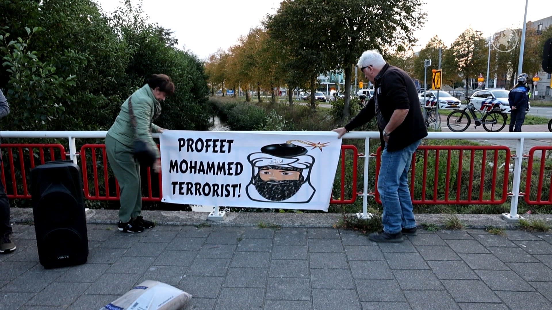 Stenen en vuurwerk gegooid naar koran verbrandende demonstranten tegen azc Hoofddorp