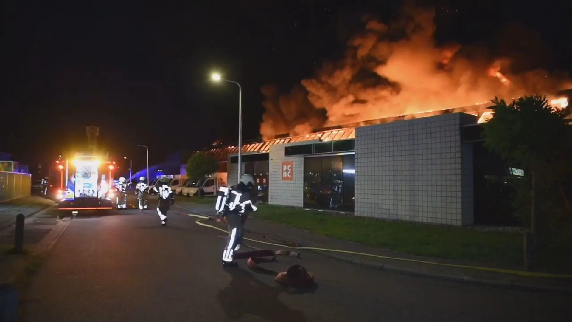 Grote brand in distributiecentrum Picnic in Almelo onder controle