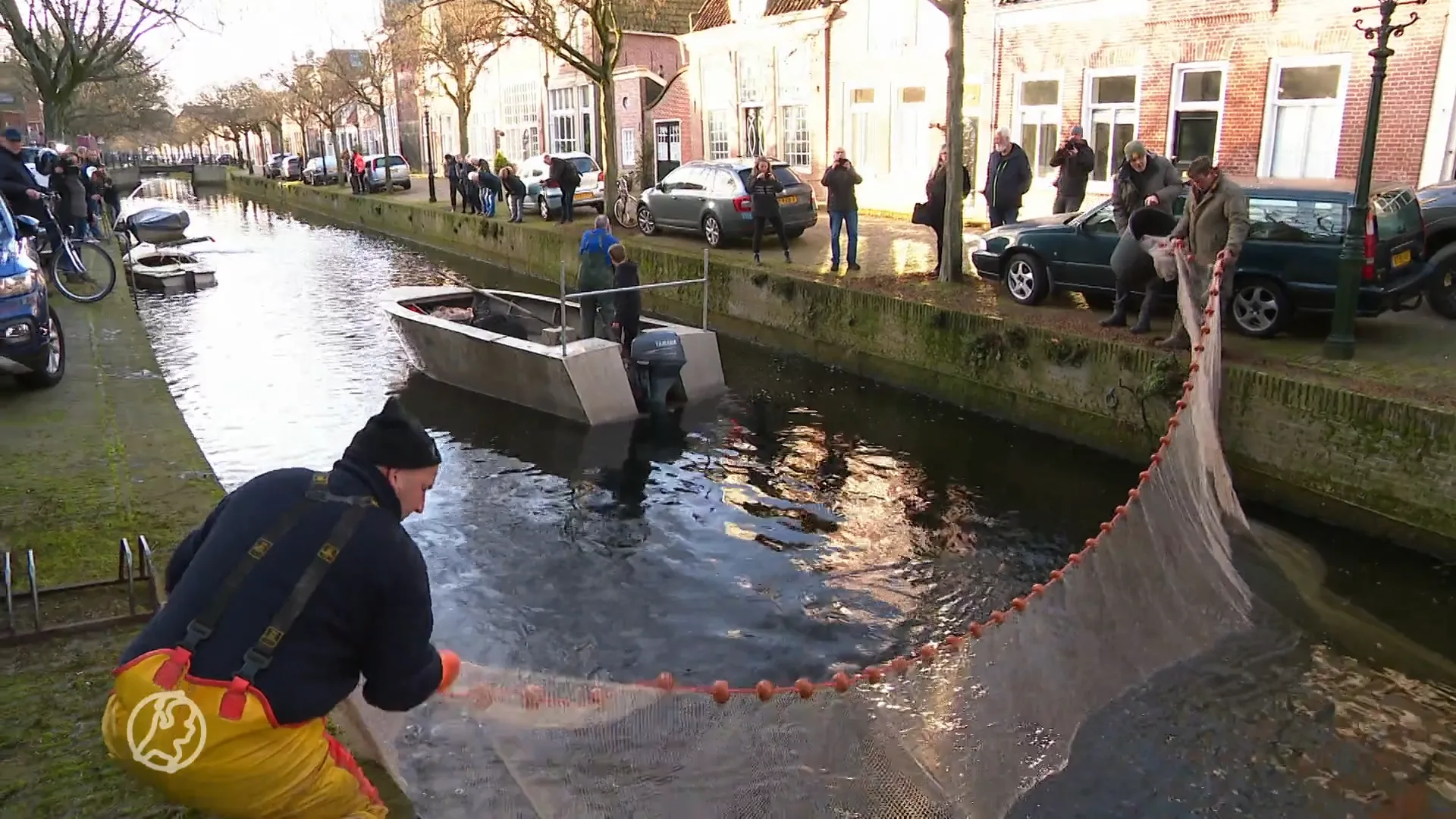 Grote evacuatie in Enkhuizen redt tienduizenden vissen van de dood