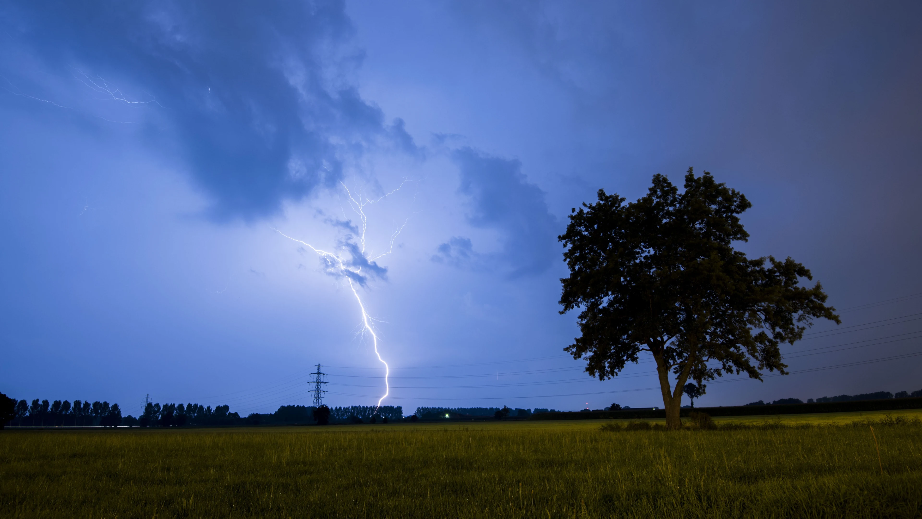 Weer code geel: zware onweersbuien met hagel, wind en veel regen verwacht