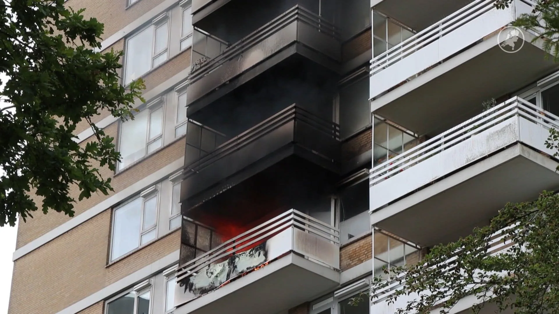 Grote brand in woning in flatgebouw in Amsterdam-West