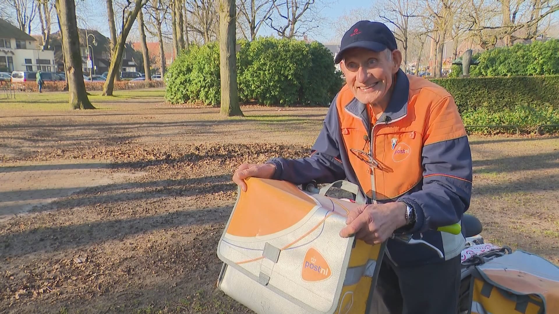 Daan (80) werkt al zestig jaar als postbode: honderden kaartjes om hem te feliciteren