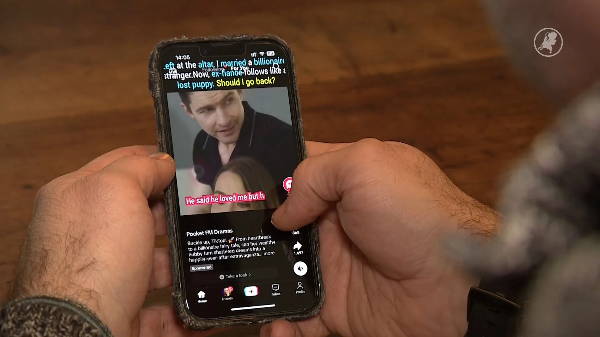 Veel Nederlanders hebben slechte houding tijdens het doomscrollen op de plee