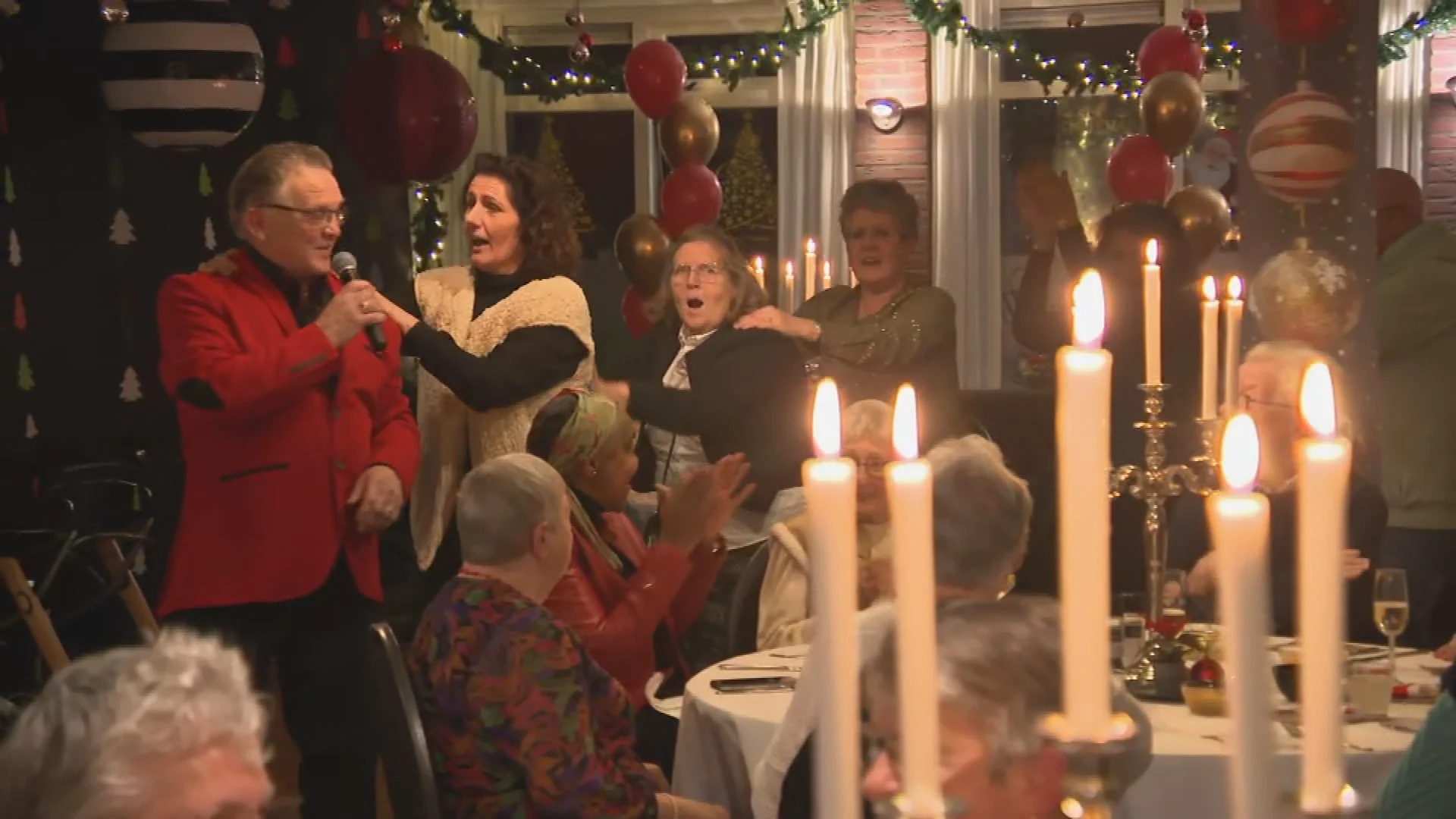 Met kerst niemand alleen: vriendinnen organiseren kerstdiner voor eenzame ouderen