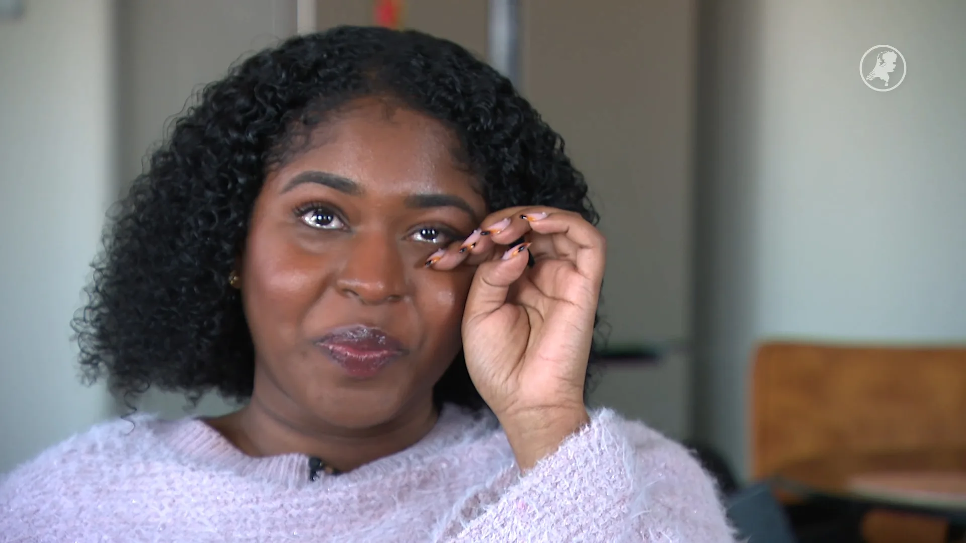 Moeder Genaira rouwt om haar zoon, terwijl hij nog leeft