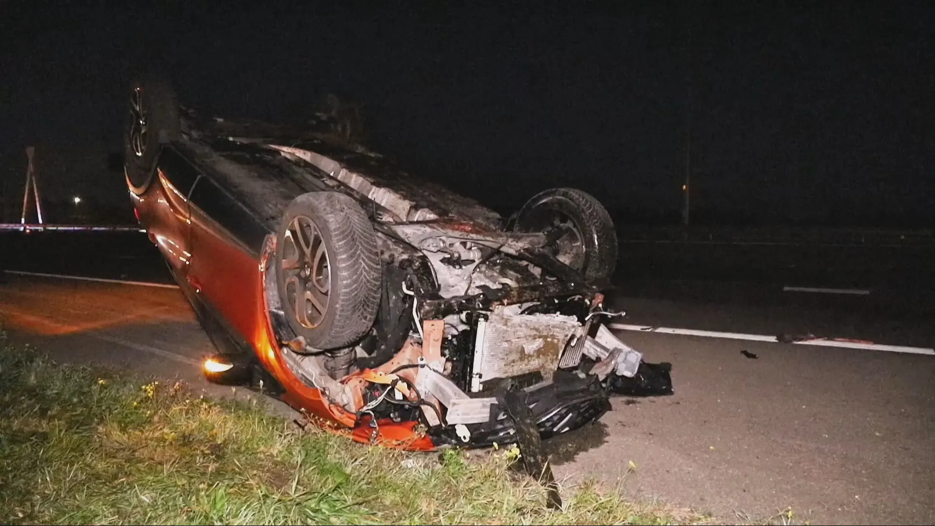 Paard doodgereden op A2 bij Culemborg: auto slaat over de kop