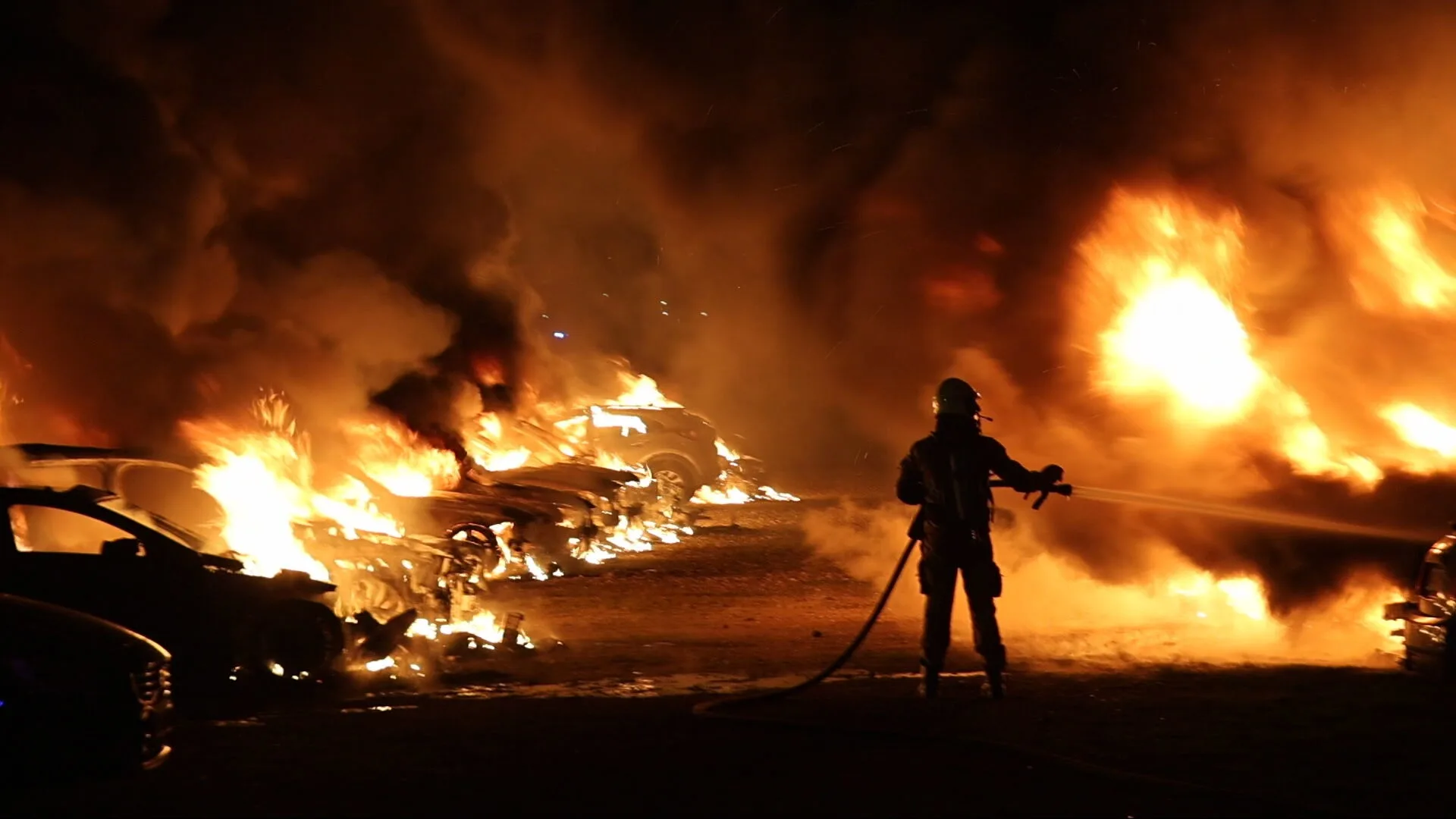 Tientallen auto's verwoest bij brand op parkeerterrein