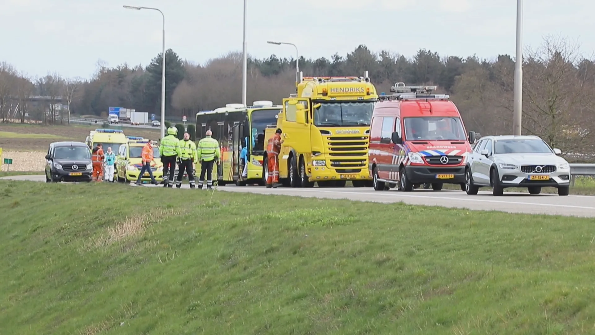 Ambulance-bus met meerdere coronapatiënten staat met pech langs de snelweg