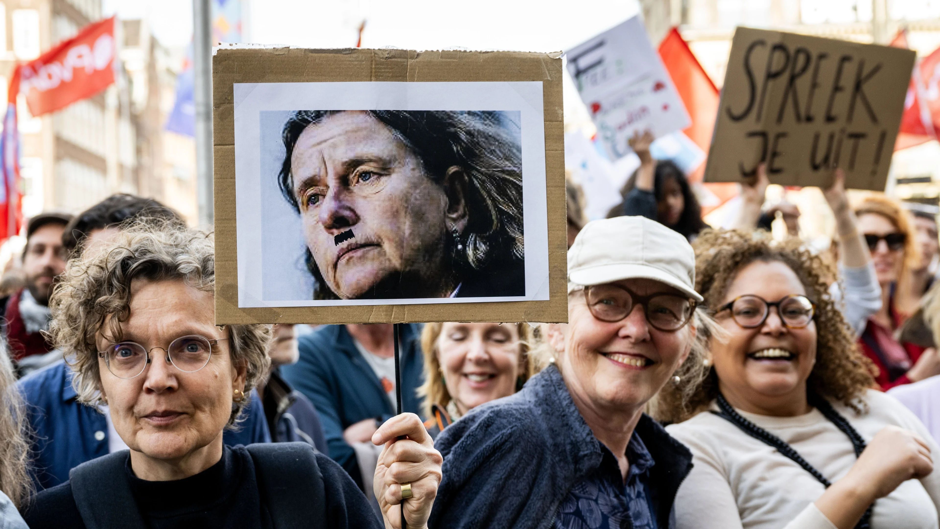 Minister Faber gaat aangifte doen om foto van haar met Hitlersnor