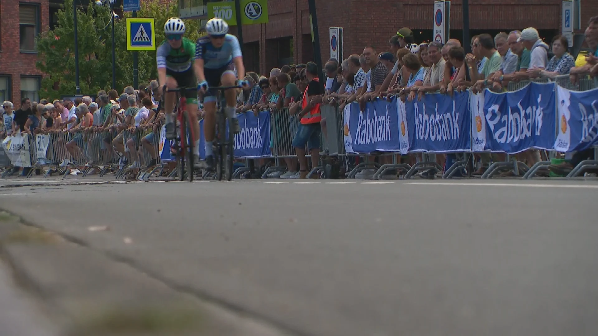 Agenten belaagd en bekogeld na wielerronde in Etten-Leur, meerdere gewonden