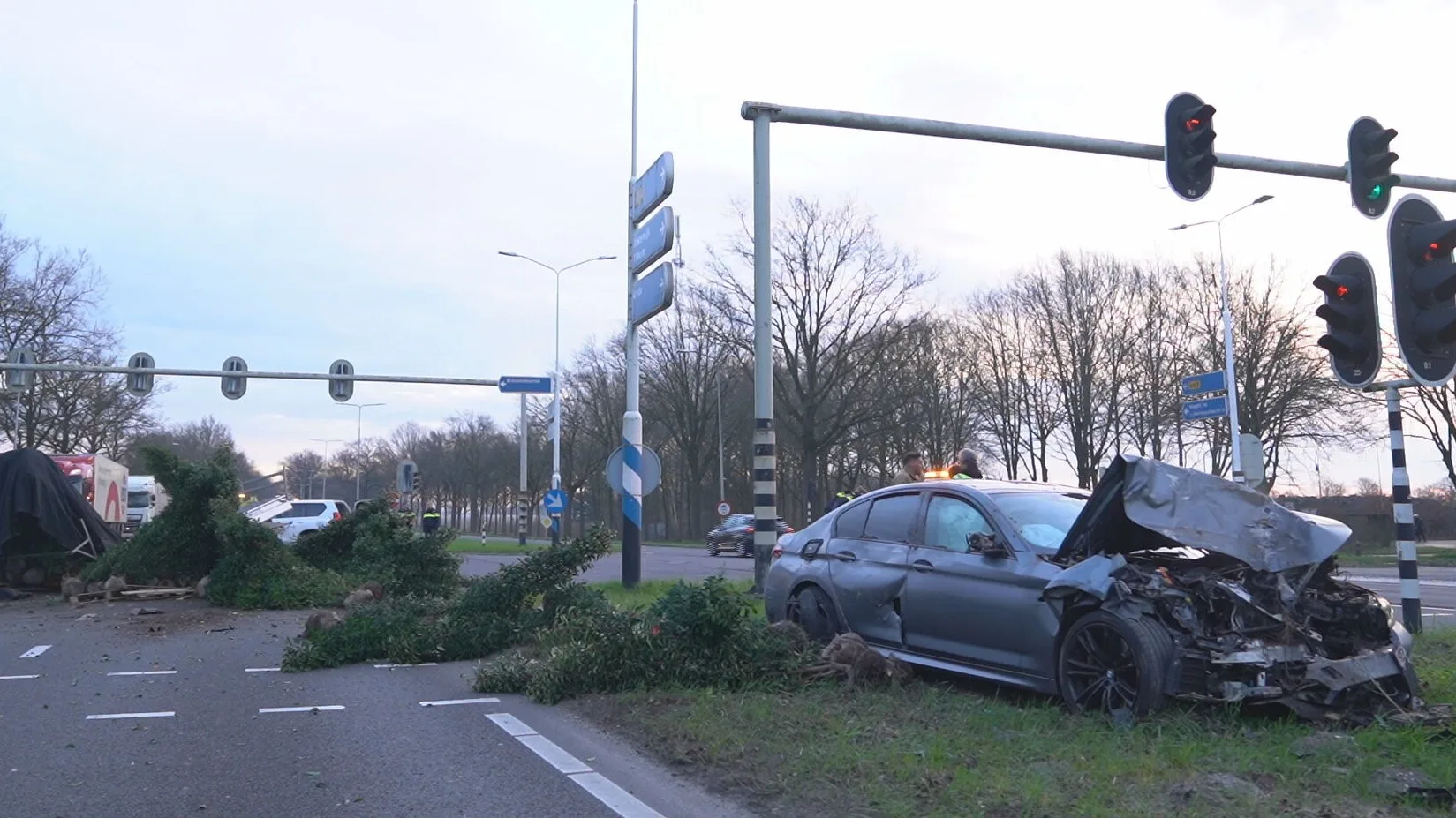 N65 vol planten na botsing slapende automobilist op aanhanger