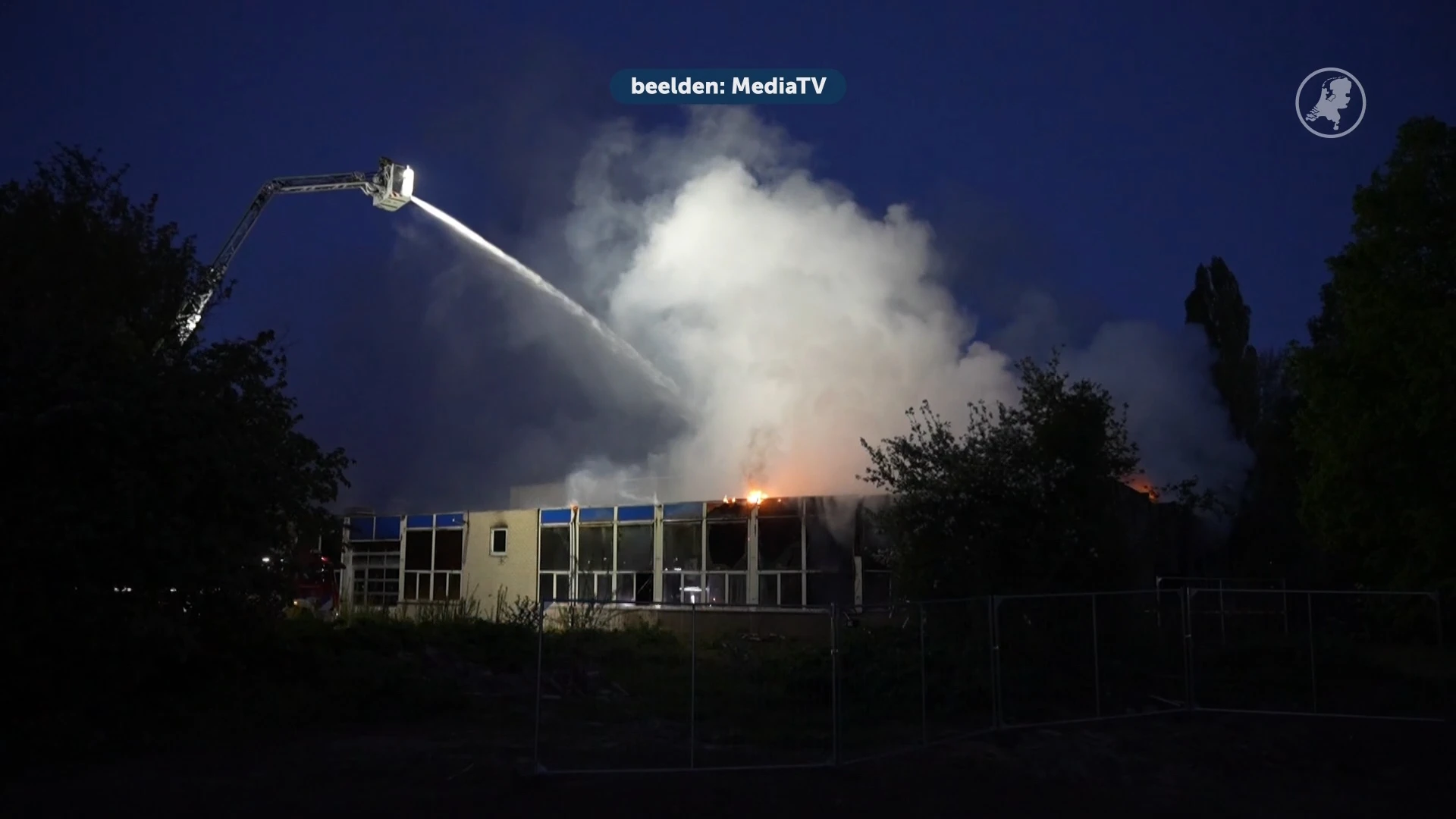 Grote brand in schoolgebouw zet Gorinchem in de rook: 'Sluit ramen en deuren'