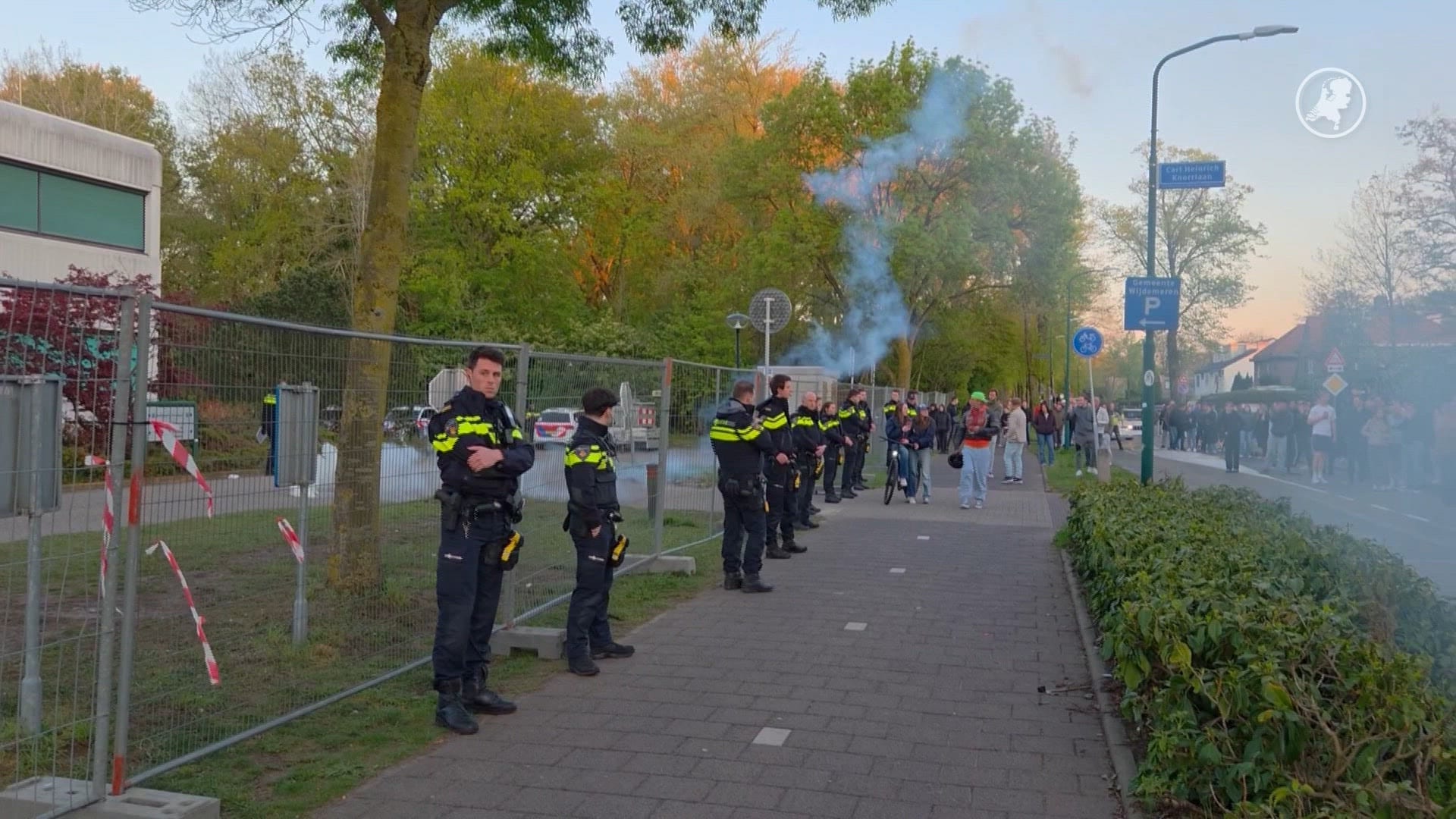 ME grijpt opnieuw in bij protest opvang asielzoekers gemeentehuis Loosdrecht