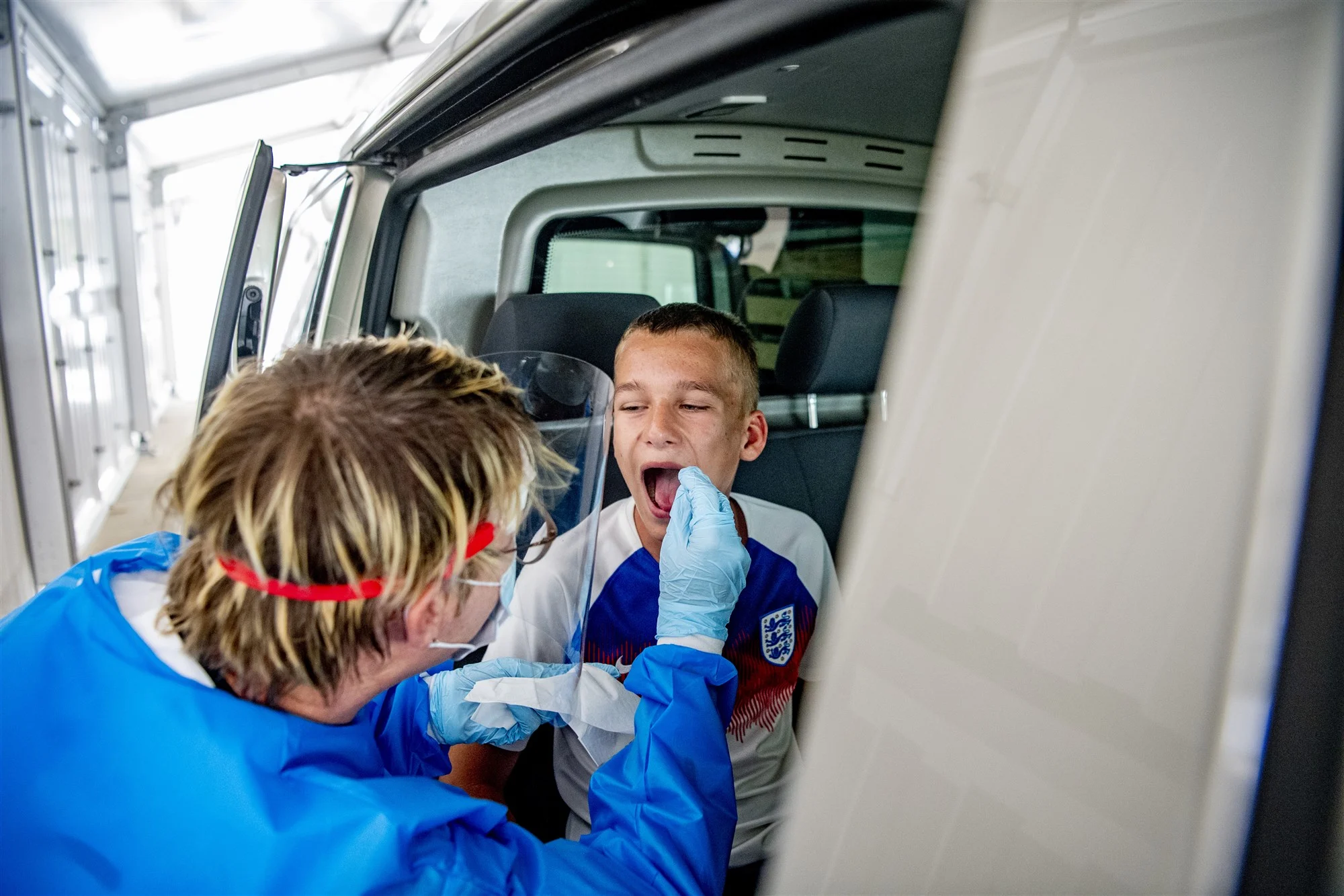 Gemeente Den Haag roept jongeren op: 'coronatest is gratis, je oma onbetaalbaar'
