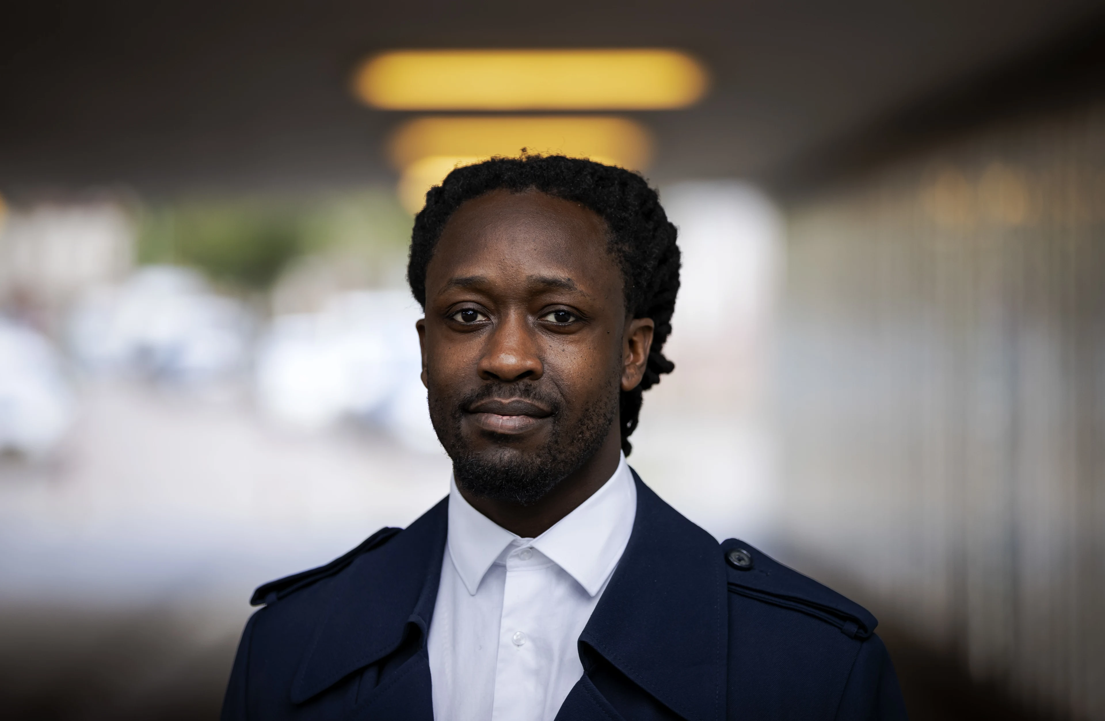 Akwasi kondigt Omroep Zwart aan en roept mensen op lid te worden