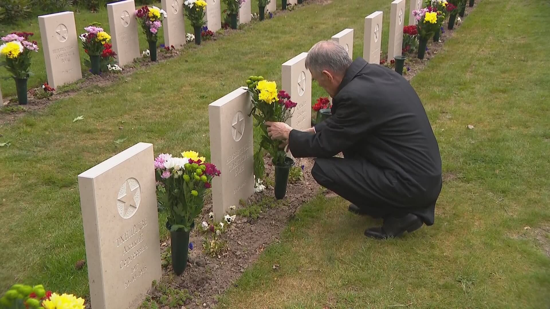 Sovjetherdenking op begraafplaats Leusden: 'Mannen vochten tachtig jaar geleden tegen de Duitsers'