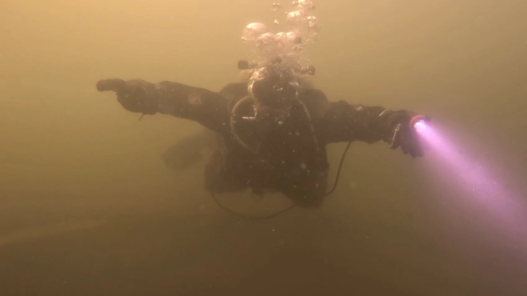 Duiker Matthijs woont dit weekend 24 uur onder water