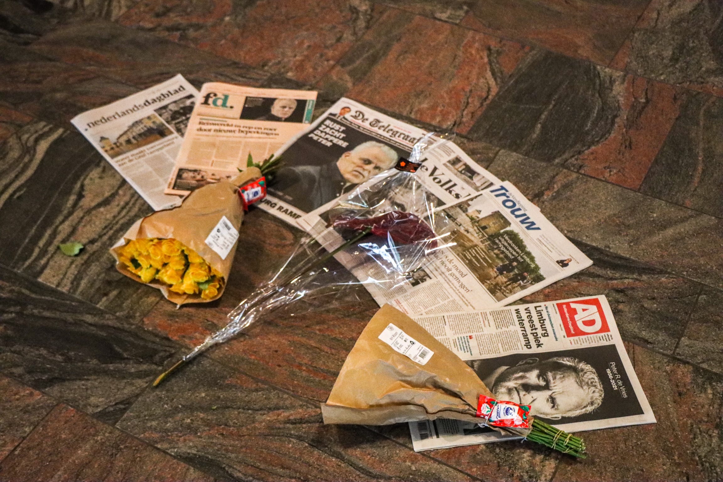 Kranten plaatsen zaterdag overlijdensadvertentie voor Peter R. de Vries