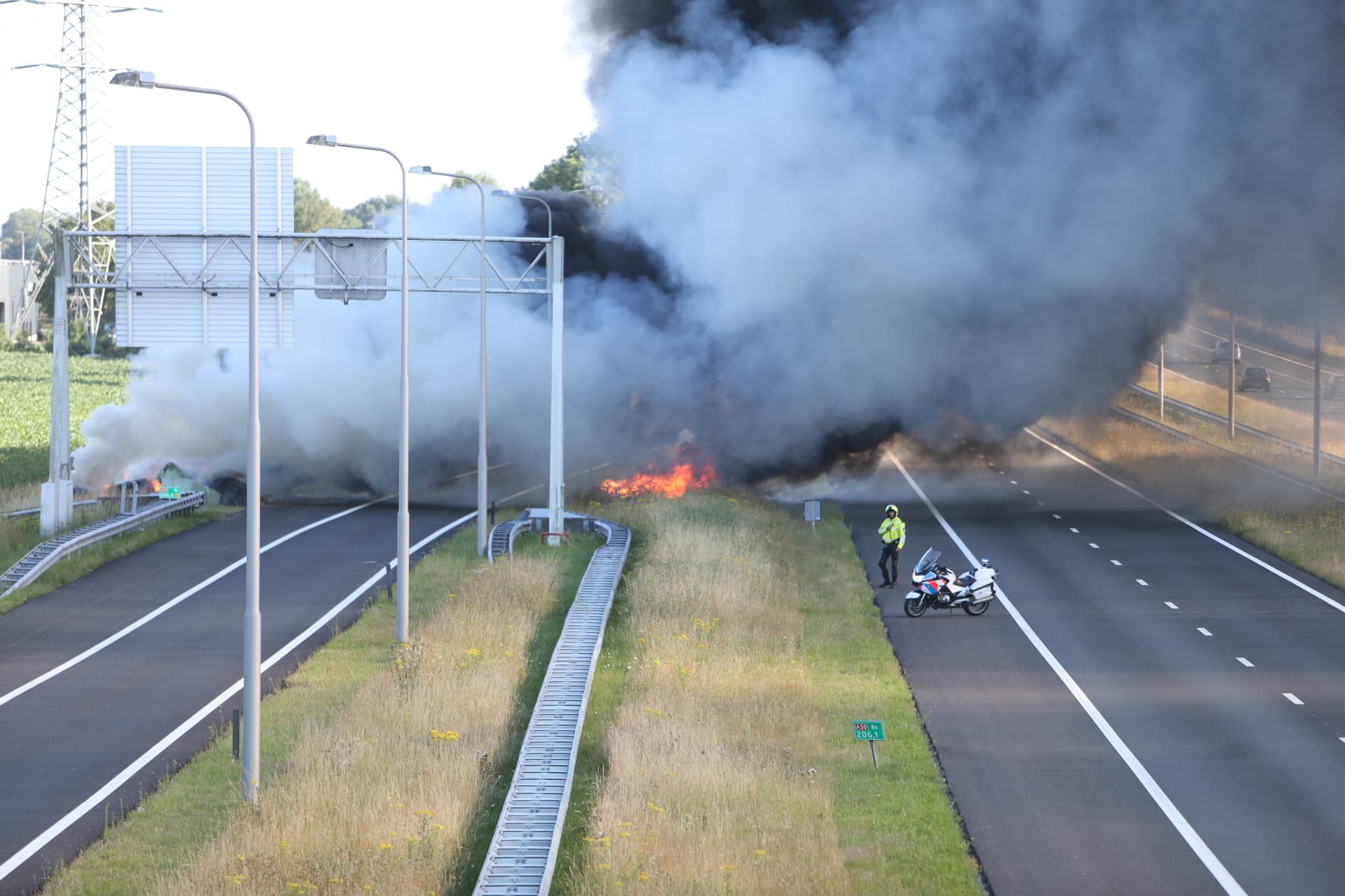 LIVEBLOG: Versperde snelwegen, fikkende hooibalen en barbecueënde boeren