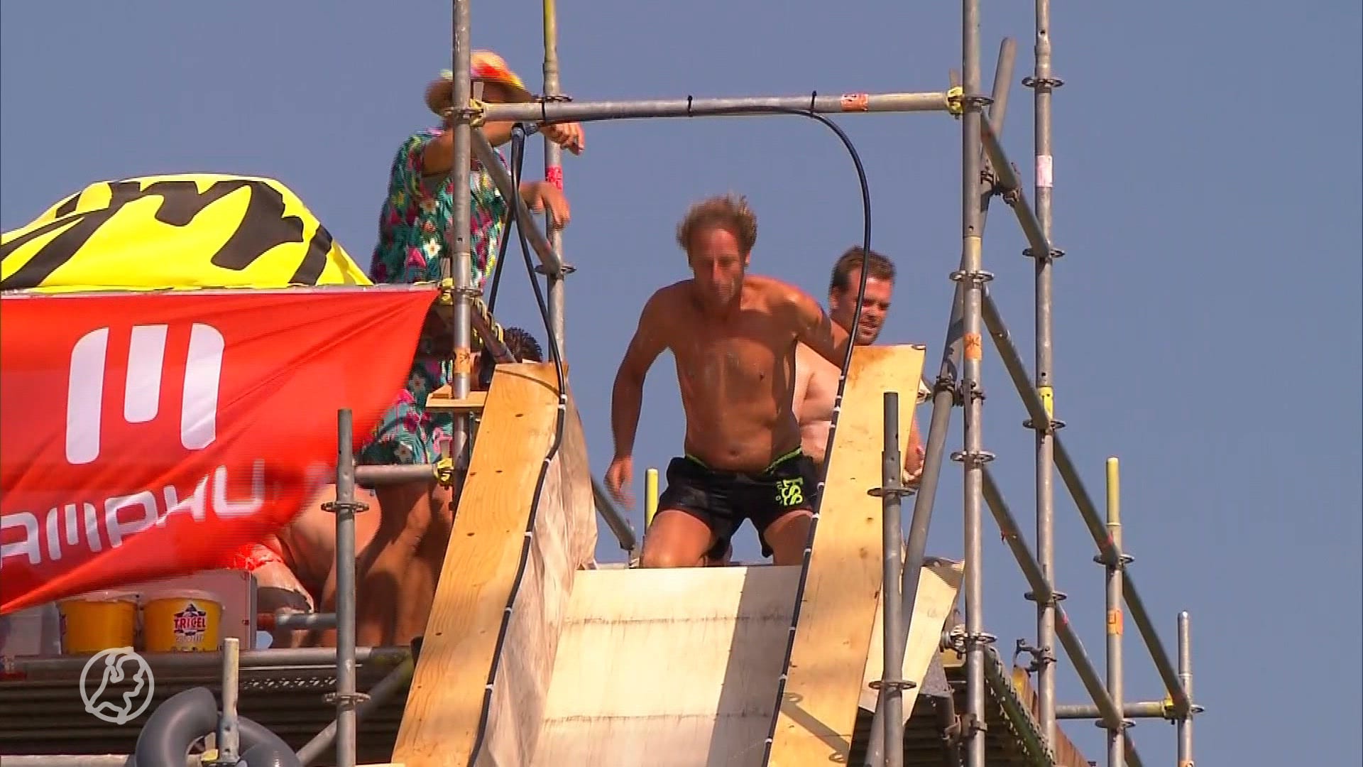 Roetsj! Deelnemers worden gelanceerd van metershoge glijbaan tijdens NK Buikglijden