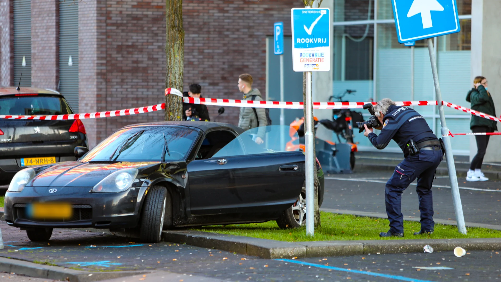 Auto rijdt in op groep mbo-studenten in Zwolle, bestuurder opgepakt