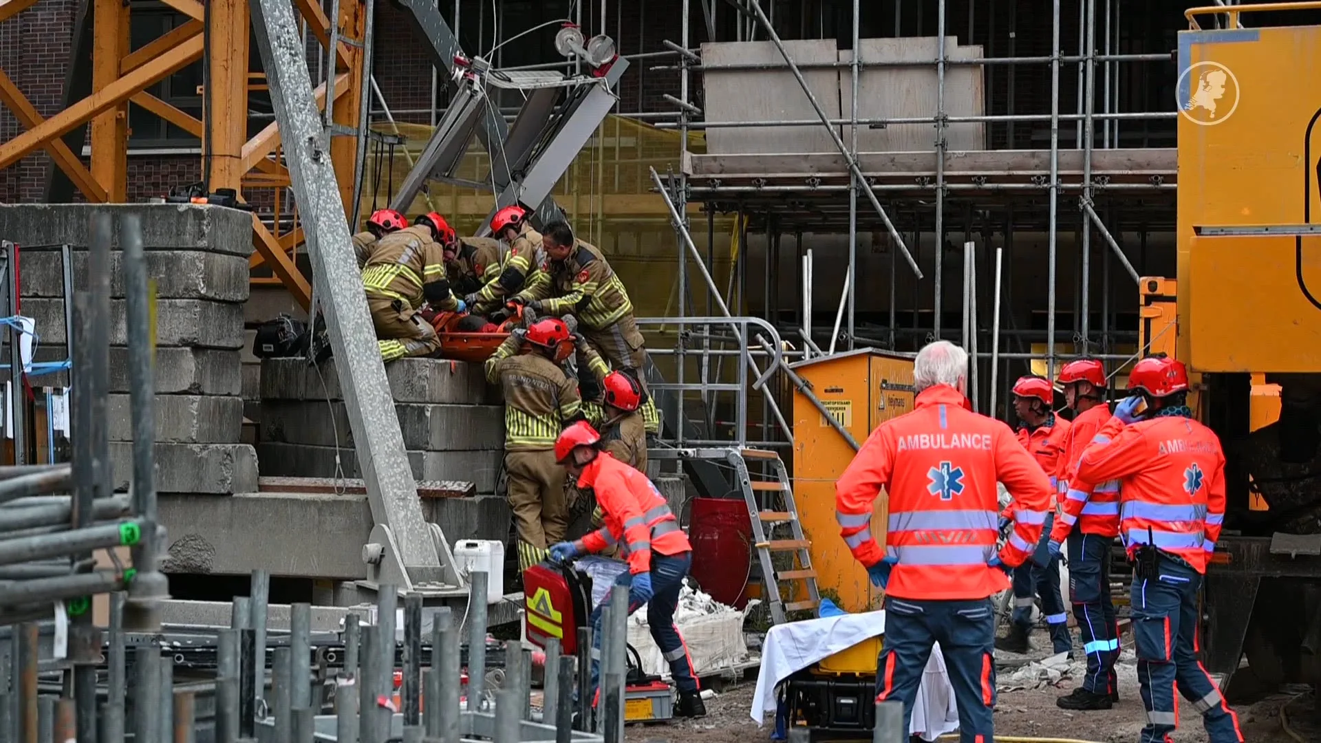 Man (34) zwaargewond na val van 50 meter uit kraan in Tilburg