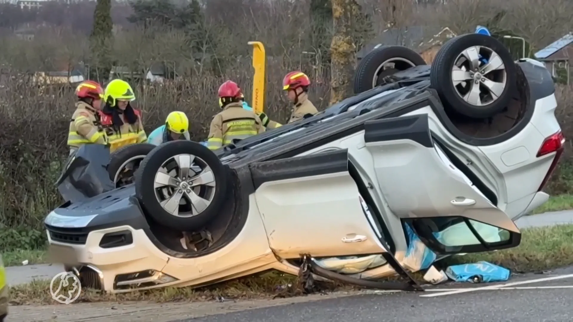 Auto over de kop geslagen bij heftige aanrijding in Geulle, traumahelikopter aanwezig