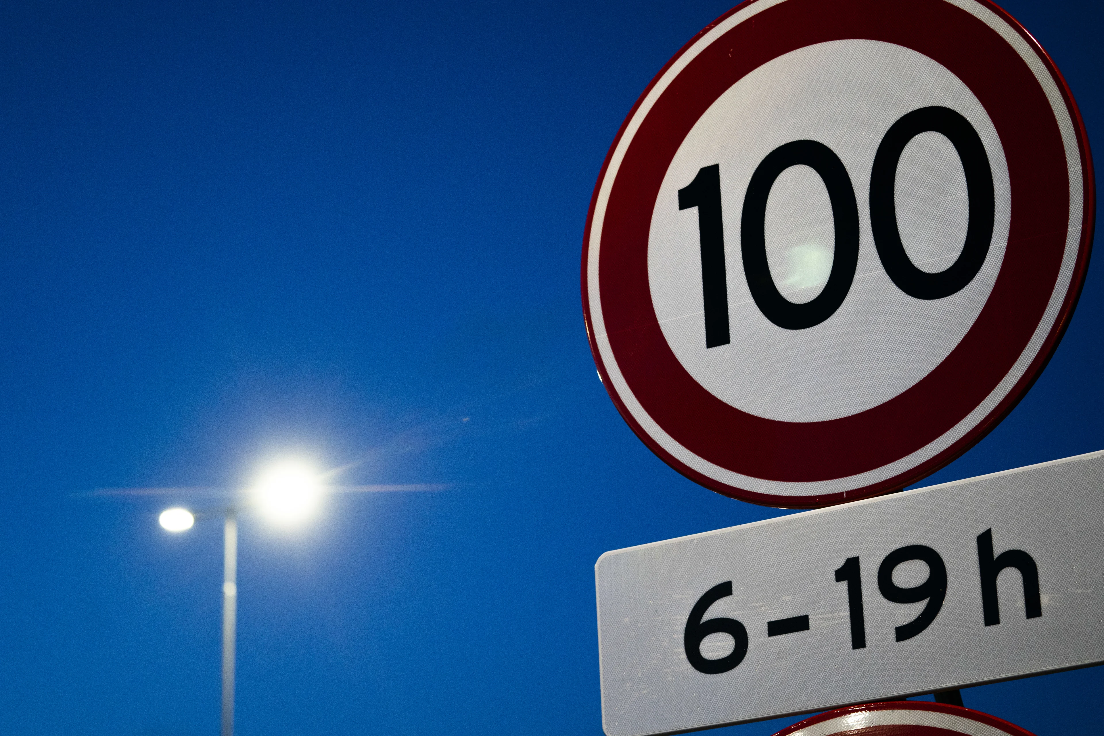 Vanaf vandaag is de maximumsnelheid overal 100 kilometer per uur