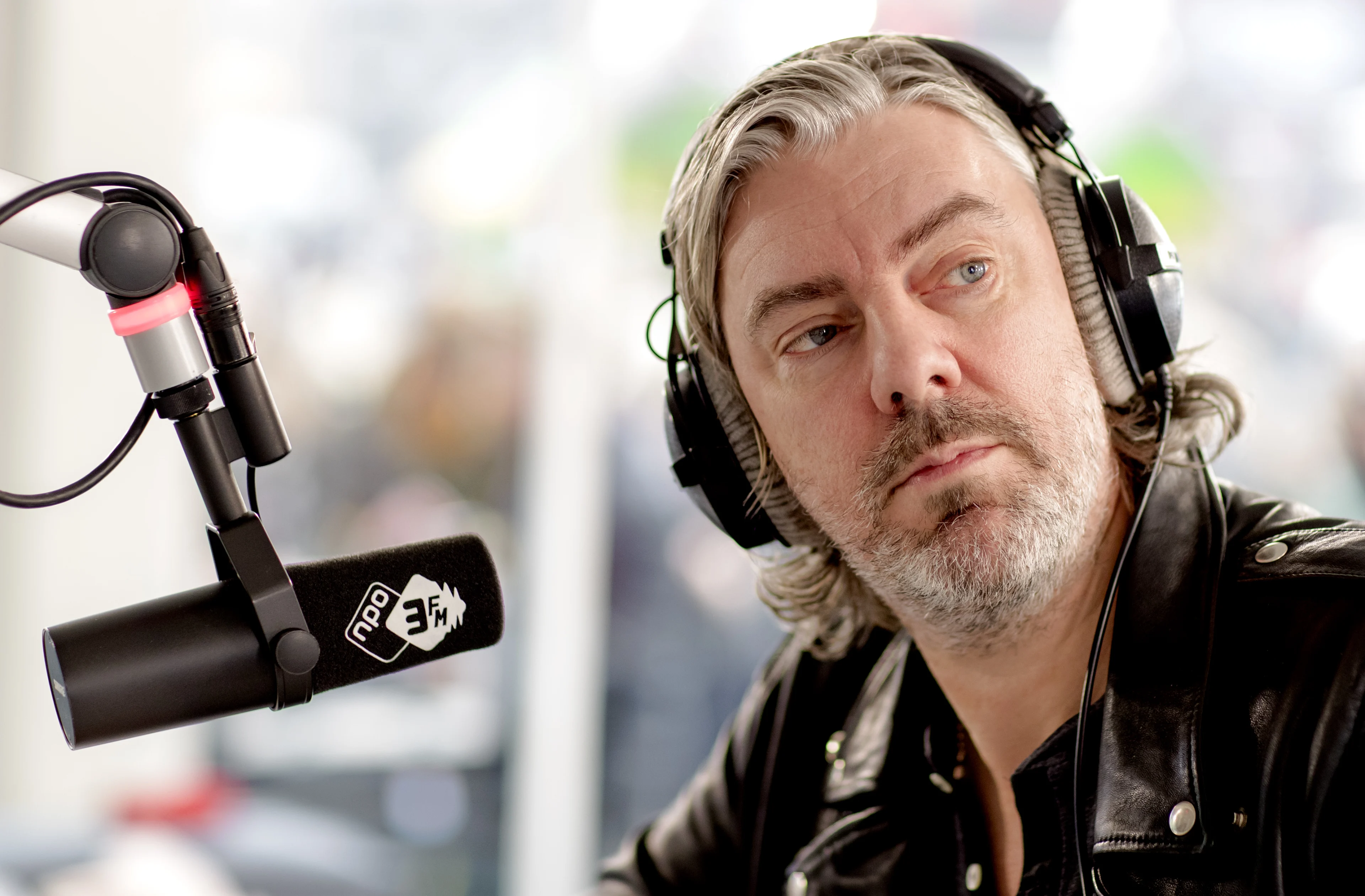 Radio-dj Ruud de Wild wordt behandeld voor darmkanker en stopt tijdelijk