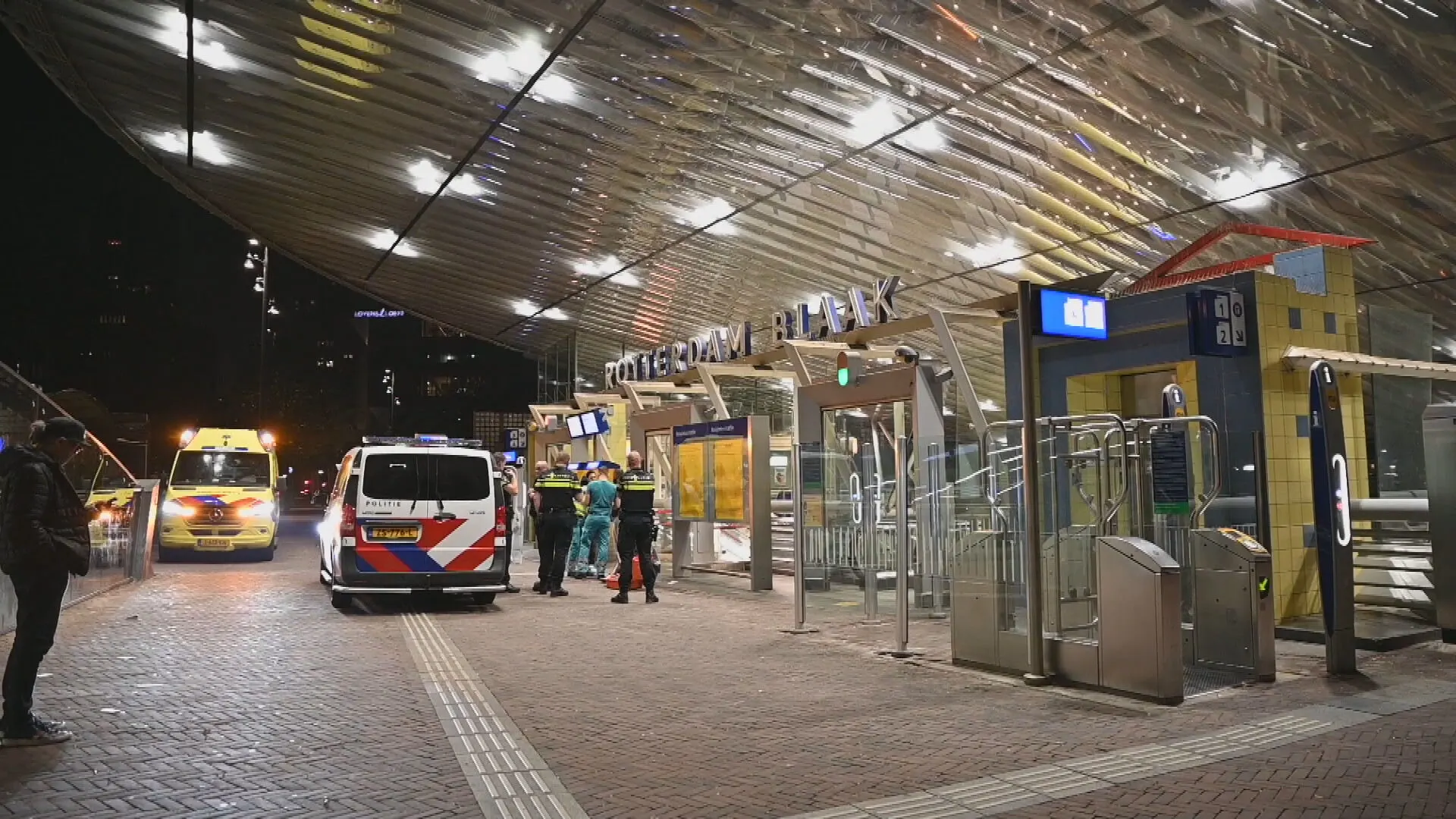 Twee gewonden na steekpartij bij station Blaak in Rotterdam