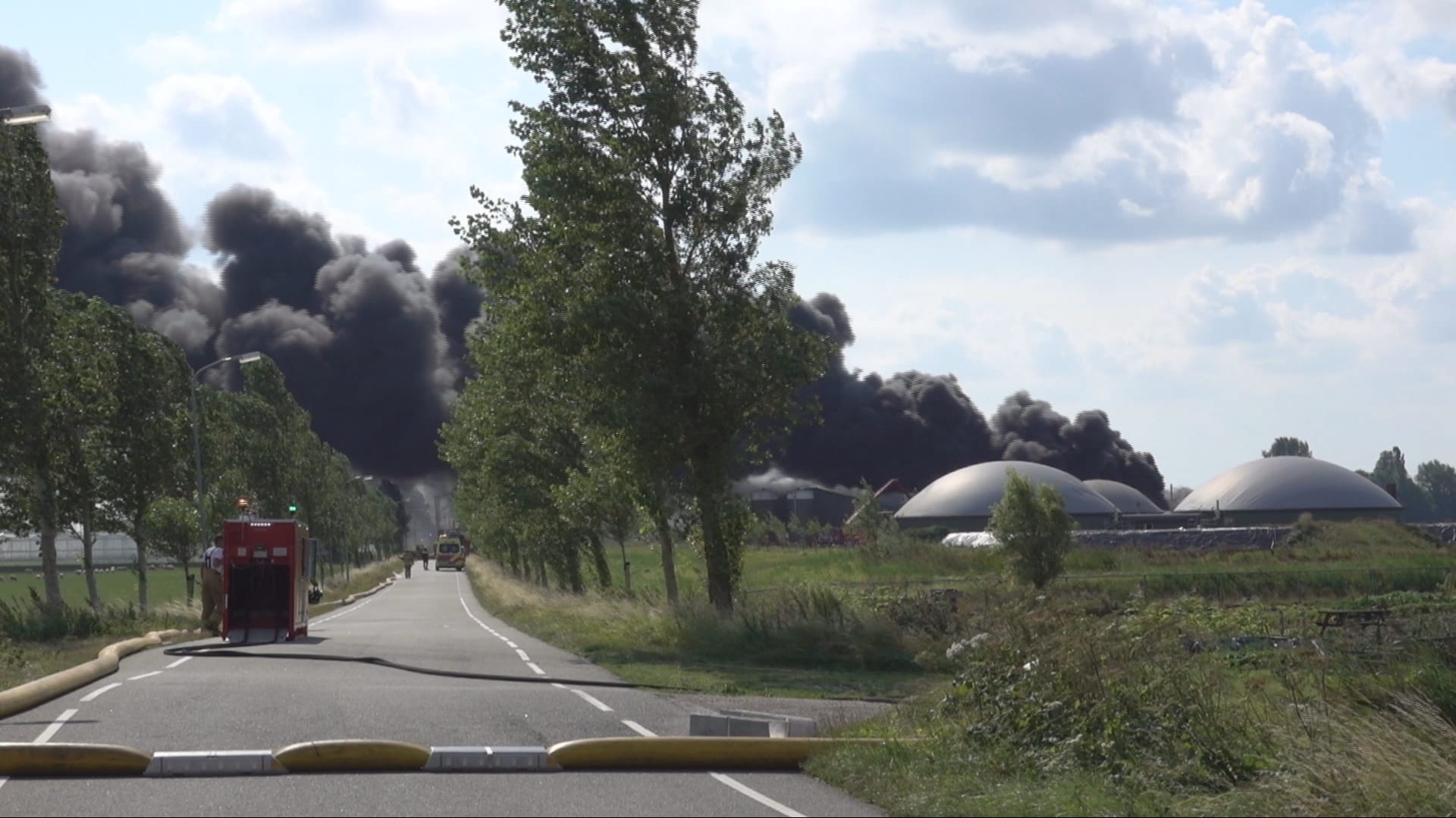 Grote brand in Hensbroek onder controle, nablussen nog urenwerk