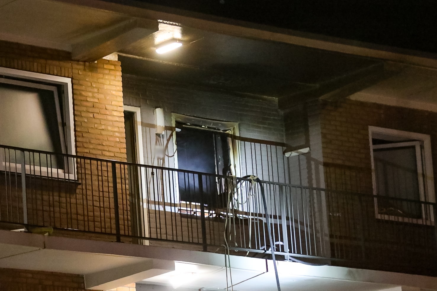 Brand in woning in Vaassen na knal, gewonde van balkon gehaald