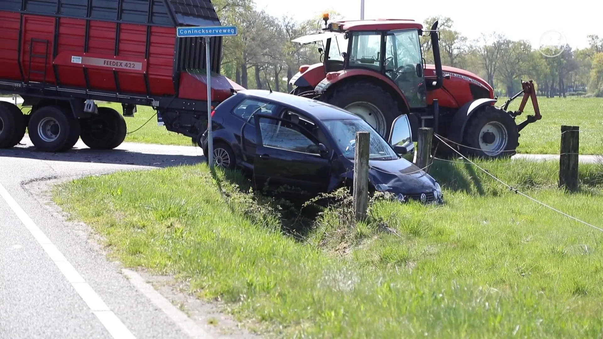 'Meerdere gewonden bij botsing met trekker in Hellendoorn'