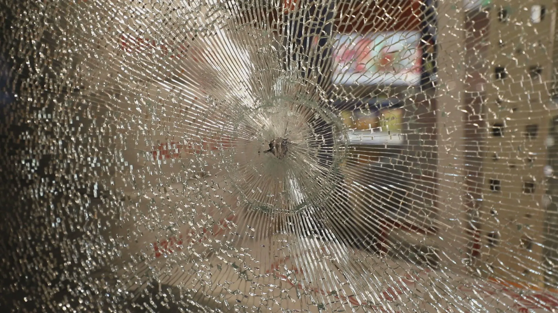 Winkelpand in Amsterdam Nieuw-West beschoten